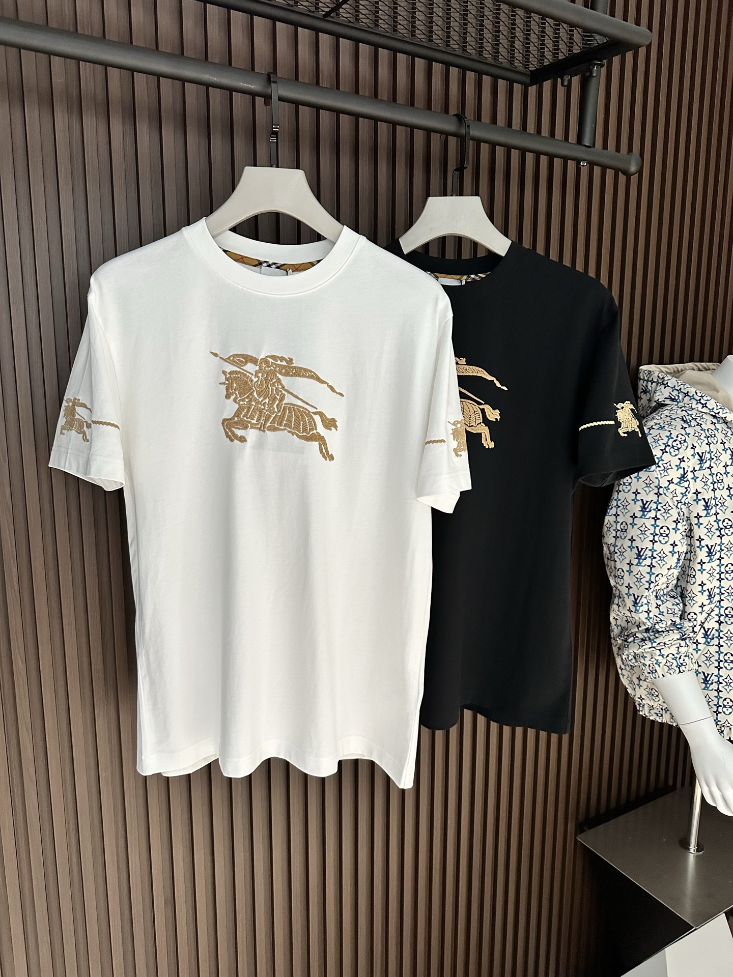 NO:904085,[New product] Embroidered round neck war horse short-sleeved T SSBur*erry men's round neck embroidered fashion logo sports short-sleeved T-shirt. The unique sense of simple fashion is never left alone, and British fashion can still be hidden. Customer-supplied knitted cotton fabric, made with micro-knitting technology. The texture and feel are completely boutique level. Comfortable, breathable, refreshing and versatile. The unique high-tech color matching style has opened the concept of BUR.  Interpreting the classic heritage of the brand. The brand new bur classic logo badge on the chest will have innovative derivatives. The exquisite embroidery craftsmanship reflects the obvious convex effect. The tough and solid texture is different from the traditional offset printing pattern!  Color White/Black Size S/M/L/XL/2XL S Shoulder width 44 Bust length 66 Sleeve length 22 M Shoulder width 45 Bust 104 Clothing length 68 Sleeve length 23 L Shoulder width 46 Bust 108 Clothing length 70 Sleeve length 24 XL Shoulder width 47 Bust 112 Clothing length 72 Sleeve length 25  XXL shoulder width 48, chest 116, length 74, sleeve length 26, burberry, T-shirt, tees, t-shirt,19860909【新品】刺绣圆领战马短袖T SSBur*erry 男士圆领刺绣时尚标运动短袖T恤 独有的简约时尚感从不落单,英伦时尚依旧掩藏不住.客供针织棉面料,经微型针织的工艺技术制作.质地手感完完全全的精品级别.舒适透气清爽百搭.别具一格的高工艺拼色风格开启了BUR的概念传播. 诠释品牌的经典传承.胸前焕然一新的bur经典标识徽章将有创新性的衍生 精湛的刺绣工艺感体现明显的凸感效果.硬朗结实的质感区别传统胶印图案！ 颜色白色/黑色 尺码S/M/L/XL/2XL S肩宽44胸围衣长66袖长22 M肩宽45胸围104衣长68袖长23 L肩宽46胸围108衣长70袖长24 XL肩宽47胸围112衣长72袖长25 XXL肩宽48胸围116衣长74袖长26,,burberry,T-shirt,tees，t-shirt,,Men's clothing