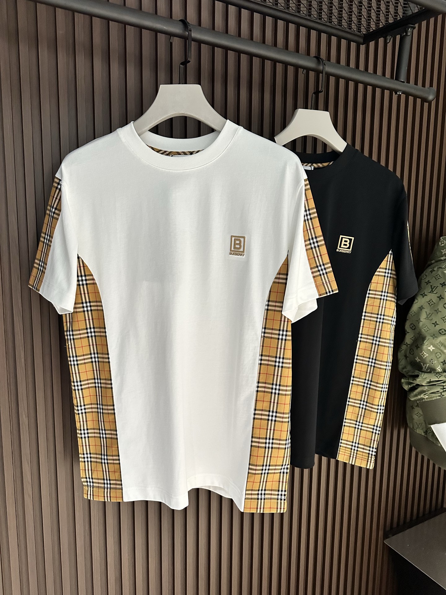 NO:904099,[New product] War horse plaid stitching men's short-sleeved T-shirt. It comes from old trading channels. The level of craftsmanship can explain everything. 2025SSBur*erry men's round neck fashionable sports short-sleeved T-shirt  The unique sense of simple fashion is never left alone, and British fashion still cannot be hidden. Knitted cotton fabrics are supplied to customers and are made with micro-knitting technology. The texture and feel are completely boutique-level. Comfortable, breathable, refreshing and versatile. The unique high-tech color matching style opens the concept of BUR. Interpretation of the brand's classic heritage. The refreshed bur classic logo badge on the chest will have innovative derivatives  The exquisite embroidery craftsmanship reflects the obvious convex effect. The tough and solid texture distinguishes the traditional offset printing pattern. Color White/Black Size S/M/L/XL/2XL S Shoulder width 44 Bust length 66 Sleeve length 22 M Shoulder width 45 Bust length 104 Clothing length 68 Sleeve length 23 L Shoulder width 46 Bust 108 Clothing length 70 Sleeve length 24 XL Shoulder width 47 Bust 112 Clothing length 72 Sleeve length 25  XXL shoulder width 48, chest 116, length 74, sleeve length 26, burberry, T-shirt, tees, t-shirt,19860909【新品】 战马格纹拼接 男士短袖T恤 来自老牌贸易渠道货品,工艺程度就能说明一切的与众不同. 2025SSBur*erry 男士圆领时尚标运动短袖T恤 独有的简约时尚感从不落单,英伦时尚依旧掩藏不住.客供针织棉面料,经微型针织的工艺技术制作.质地手感完完全全的精品级别.舒适透气清爽百搭.别具一格的高工艺拼色风格开启了BUR的概念传播. 诠释品牌的经典传承.胸前焕然一新的bur经典标识徽章将有创新性的衍生 精湛的刺绣工艺感体现明显的凸感效果.硬朗结实的质感区别传统胶印图案. 颜色白色/黑色 尺码S/M/L/XL/2XL S肩宽44胸围衣长66袖长22 M肩宽45胸围104衣长68袖长23 L肩宽46胸围108衣长70袖长24 XL肩宽47胸围112衣长72袖长25 XXL肩宽48胸围116衣长74袖长26,,burberry,T-shirt,tees，t-shirt,,Men's clothing
