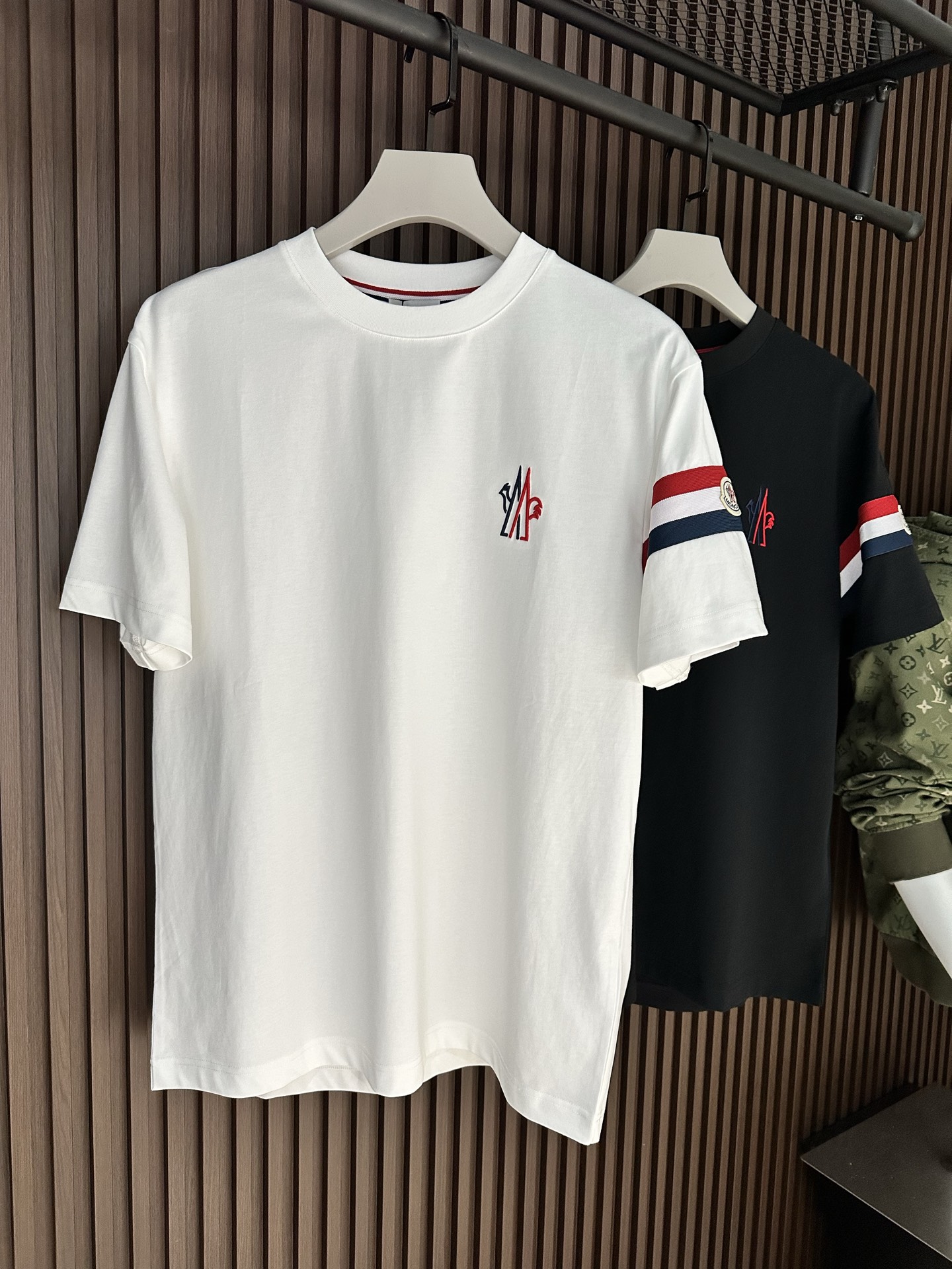 NO:904113,[New Product] Heavy Embroidery Tower Logo Mon*ler Men's Round Neck Short Sleeve T-shirt 2025SS Spring and Summer New Product OS Loose Fit The effect is more simple and neat, adding a unique style to the fashion style... Perfect for single wear and inner wear! The embroidered logo design and the front logo show full personality. The texture is delicate and full, and the color is bright and flawless. Perfect...  Extremely groundbreaking innovative concepts and fashion design are combined into one furnace. Unprecedented play with fashion. This summer's most nice focus is short T. Color: White/Black Size S/M/L/XL/2XL S Shoulder width 44 Bust length 66 Sleeve length 22 M Shoulder width 45 Bust 104 Clothing length 68 Sleeve length 23 L Shoulder width 46 Bust 108 Clothing length 70 Sleeve length 24  XL shoulder width 47 chest 112 length 72 sleeve length 25 XXL shoulder width 48 chest 116 length 74 sleeve length 26, T-shirt, tees, t-shirt,19860909【新品】 重工刺绣 铁塔徽标 Mon*ler 男士圆领短袖T恤 2025SS春夏新品OS宽松版型 效果更为简约利落,为时尚造型增添一抹独特风采...单穿内搭完美展现! 刺绣标徽设计 正面标识彰显十足个性.纹理细腻饱满,色泽艳丽无暇.完美之作… 极为突破性的创新理念与时装设计共冶一炉,前所未有的玩味潮流时尚,今夏最Nice的焦点短T. 颜色:白色/黑色 尺码S/M/L/XL/2XL S肩宽44胸围衣长66袖长22 M肩宽45胸围104衣长68袖长23 L肩宽46胸围108衣长70袖长24 XL肩宽47胸围112衣长72袖长25 XXL肩宽48胸围116衣长74袖长26,,T-shirt,tees，t-shirt,,Men's clothing