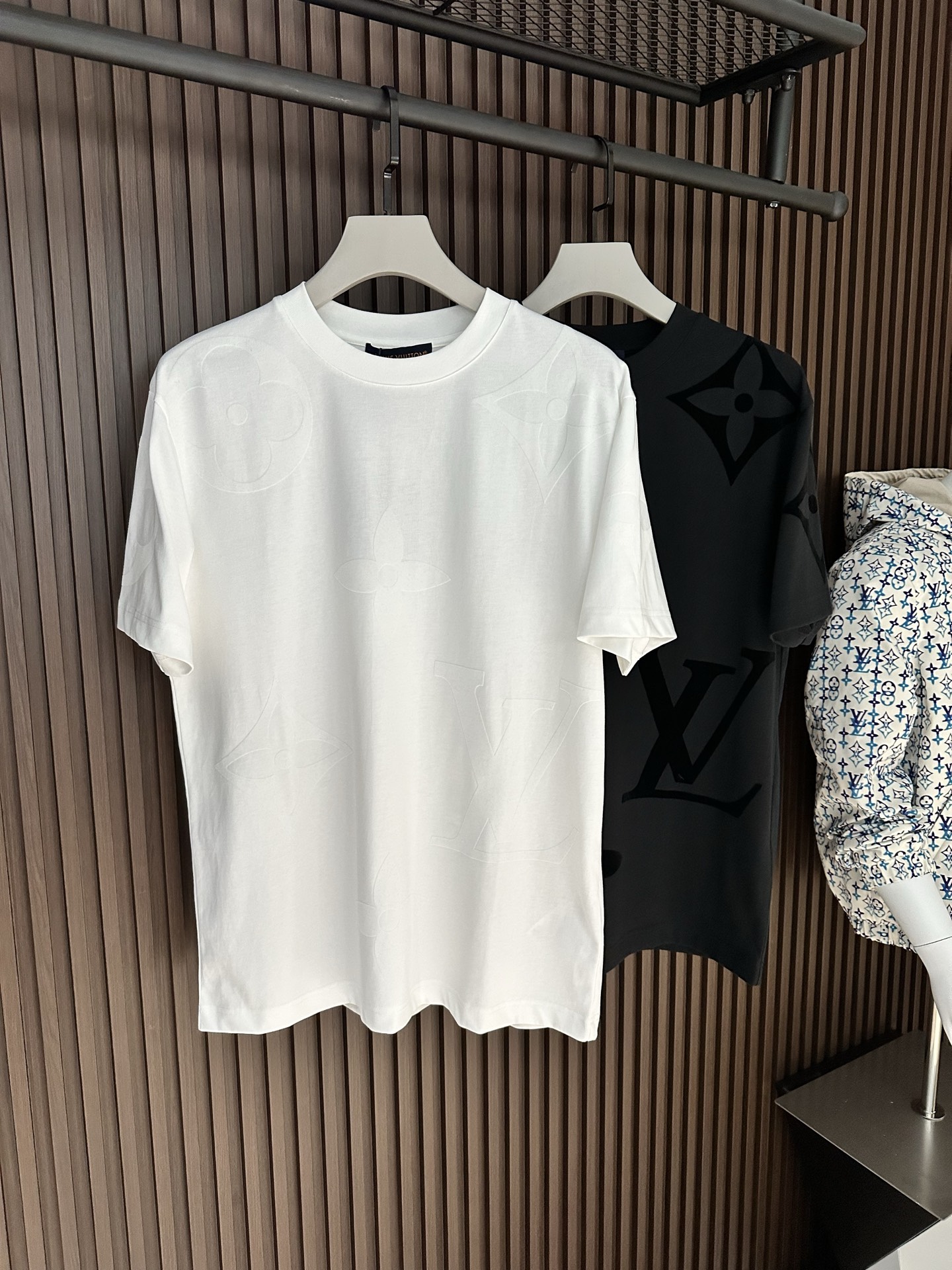 NO:904079,[New Product] Products from HK Trading Company 2026SS Spring/Summer Men's Round Neck Printed Short-Sleeved T-shirt Fashionable new high-end, channel goods are scarce. Scattered with bright yarn embroidery, gradually outlining the logo outline on the chest. Close-woven cotton knitting cuts a classic version, with a ribbed neckline, flip-effect stitching and a label on the back.  The breathability and comfort are excellent, and the softness and delicacy are even better. The rich and thick texture of the embroidered logo is incomparable! One-piece standard cutting design with ease Color White/Black Size S/M/L/XL/2XL S Shoulder width 44 Bust length 66 Sleeve length 22 M Shoulder width 45 Bust 104 Clothing length 68 Sleeve length 23 L Shoulder width 46 Bust 108 Clothing length 70 Sleeve length 24  XL shoulder width 47 bust 112 length 72 sleeve length 25 XXL shoulder width 48 bust 116 length 74 sleeve length 26,,louis vuitton,T-shirt,19860909【新品】 来自HK贸易公司的产品 2026SS春夏驴 男士圆领印花短袖T 恤 时尚的新高端,渠道货品数量稀少 以鲜明纱线刺绣零星散落 逐渐在胸前勾勒 标识轮廓.密纺棉质针织裁出经典版型,搭配罗纹领口、翻转效果缝线和背后标签. 透气舒适感极佳,柔软细腻更为卓越.刺绣logo饱满厚实的质感手感无以比拟!一体成型游刃有余的标准裁剪设计 颜色白色/黑色 尺码S/M/L/XL/2XL S肩宽44胸围衣长66袖长22 M肩宽45胸围104衣长68袖长23 L肩宽46胸围108衣长70袖长24 XL肩宽47胸围112衣长72袖长25 XXL肩宽48胸围116衣长74袖长26,,louis vuitton,T-shirt,,Men's clothing