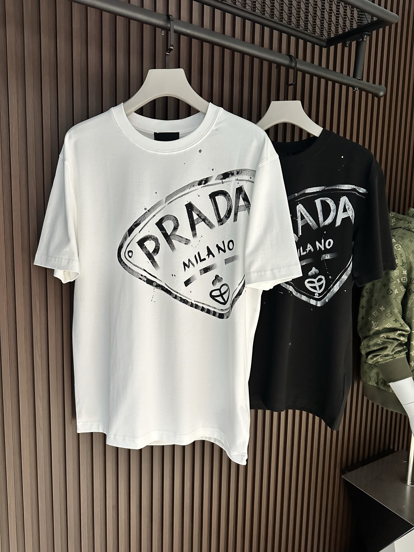 NO:904038,[New Product] PD painted printed pattern men's casual bottoming round neck short-sleeved T-shirt, product from Taiwan Yibi Trading Company, new product in early spring of 2026, classic trump card item, perfect condition!  Born out of classics, it is a signature item that must be released every season. The new season still continues the design tone of the P family, taking the light, sophisticated, elegant and capable route to the extreme, both solemn and harmonious. The elements printed on the chest, front and back are soul-like embellishments and continuations, flaunting the brand identity and enriching the visual aesthetic!  The customer supplies high-grade materials imported from Egypt, and selects the best long-staple cotton raw materials with excellent sunlight in the Nile River area. High-weight cotton is an extremely luxurious and special material. The fabric properties are all superior, with a strong sense of delicacy, both comfort and breathability. The tactile experience is self-evident, and the ultimate luxury enjoyment!  The details are exquisite and sophisticated, making it both fashionable and age-reducing. It is a single product with a full sense of style. It is very good whether worn as an inner layer or worn alone. It is highly mix-matchable and is a unique type on the market!  Color: White Black Size: M/L/XL/XXL/XXXL M Shoulder Width 43 Bust 104 Clothes Length 67 Sleeve Length 21 L Shoulder Width 44 Bust 108 Clothes Length 68 Sleeve Length 22  3XL shoulder width 47 bust 120 length 74 sleeve length 25, T-shirt, tees, t-shirt,19860909【新品】 PD 彩绘印花图案男士休闲打底圆领短袖T恤,台湾意比贸易公司货,26年早春新品,经典王牌单品,品相完美如斯！ 因经典而生,每季必出的招牌单品,新一季仍然延续了P家的设计基调,将轻熟优雅干练的路线发挥到极致,亦庄亦谐,胸前后背都印有元素属于灵魂式的点缀和延续,标榜了品牌身份特质且丰富了视觉审美！ 客供埃及进口高级物料,甄选尼罗河区域光照极好的上等长绒棉花原料,高克重棉质,极为奢华特殊的材质,面料属性皆为上乘,细腻感极强,舒适性与透气性兼备,触感体验不言而喻,奢华极致享受！ 细节精湛考究,即时尚减龄又时髦,造型感十足的一款单品,无论内搭还是单穿都非常出彩,混搭性极高,属于市面独一无二的类型！ 颜色:白色 黑色 尺码:M/L/XL/XXL/XXXL M肩宽43胸围104衣长67袖长21 L肩宽44胸围108衣长68袖长22 XL肩宽45胸围112衣长70袖长23 XXL肩宽46胸围116衣长72袖长24 3XL肩宽47胸围120衣长74袖长25,,T-shirt,tees，t-shirt,,Men's clothing
