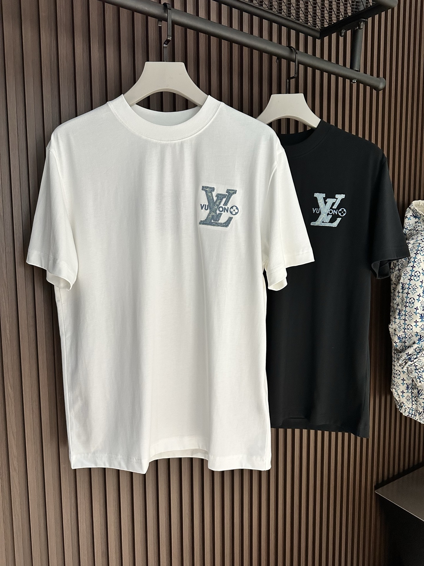 NO:903985,[New Product] 2026SS Spring and Summer New Product Donkey Men's embroidered denim logo Round neck short-sleeved T-shirt The new high-end fashion, the number of channel goods is scarce Logo outline. Close-spun cotton knitting cuts a classic version, with ribbed collar, flip-effect stitching and back label. Excellent breathability and comfort, softness and delicateness are even better. The full and thick texture of the embroidered denim logo is incomparable! One-piece standard cutting design with ease.  Color White/Black Size S/M/L/XL/2XL S Shoulder Width 44 Bust Length 66 Sleeve Length 22 M Shoulder Width 45 Bust 104 Clothes Length 68 Sleeve Length 23 L Shoulder Width 46 Bust 108 Clothes Length 70 Sleeve Length 24  vuitton,T-shirt,19860909【新品】2026SS春夏新品驴 男士刺绣牛仔徽标 圆领短袖T 恤 时尚的新高端,渠道货品数量稀少 标识轮廓.密纺棉质针织裁出经典版型,搭配罗纹领口、翻转效果缝线和背后标签. 透气舒适感极佳,柔软细腻更为卓越.刺绣牛仔logo饱满厚实的质感手感无以比拟!一体成型游刃有余的标准裁剪设计. 颜色白色/黑色 尺码S/M/L/XL/2XL S肩宽44胸围衣长66袖长22 M肩宽45胸围104衣长68袖长23 L肩宽46胸围108衣长70袖长24 XL肩宽47胸围112衣长72袖长25 XXL肩宽48胸围116衣长74袖长26,,louis vuitton,T-shirt,,Men's clothing