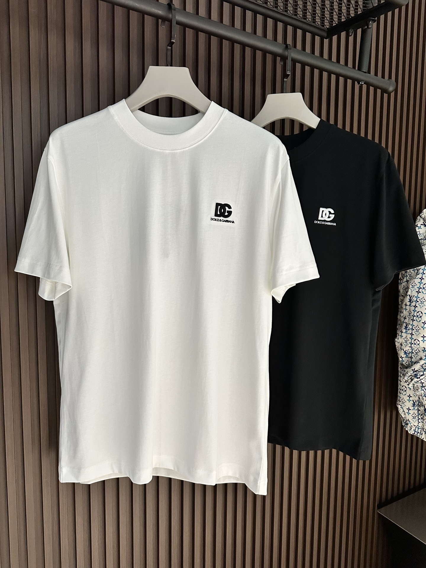 NO:904044,[New Product] DG26SS spring and summer new simple embroidered basic cotton round neck short-sleeved T-shirt!  Light luxury texture is integrated into daily basic items. This T-shirt fully reflects the brand's low-key and elegant design concept.  Made of high-quality pure cotton fabric, it is soft to the touch and skin-friendly, breathable and comfortable, and the shape is stiff and not easy to deform. It has no sense of restraint in daily wear, taking into account comfort and durability. The classic round neck cut is neat and elegant, not flattering to the body shape, the simple solid color base is clean and versatile, and the brand embroidered logo on the chest and hem shows the identity and style in a subtle way. The overall style is simple and advanced, and can easily adapt to a variety of wearing scenarios.  It is an indispensable and versatile item in the wardrobe. It can be worn alone with jeans or casual trousers for a casual and refreshing style. It can be worn with a suit, denim jacket or knitted cardigan to create a rich layered look. It is suitable for commuting and daily leisure. Whether you are pursuing a neat and capable style or prefer a relaxed and casual daily look, you can easily control it with this T-shirt. It has both practicality and fashion sense, and is a classic choice to show your taste. Colors: white, black  Size S / M / L /  coats, T-shirt, tees, t-shirt, business suit,19860909【新品】 DG26SS春夏新款简约刺绣基础纯棉圆领短袖T恤！轻奢质感融入日常基础单品,这件T恤尽显品牌低调考究的设计理念. 选用优质纯棉面料,触感柔软亲肤,透气舒适且版型挺括不易变形,日常穿着无束缚感,兼顾舒适度与耐用性.经典圆领剪裁利落大方,不挑身形,简约纯色基底干净百搭,胸前下摆处的品牌刺绣标识徽标,以含蓄方式彰显身份与格调,整体风格简约高级,轻松适配多种穿搭场景. 它是衣橱中不可或缺的百搭单品,单穿搭配牛仔裤、休闲裤随性清爽,尽显简约休闲范儿；外搭西装、牛仔夹克或针织开衫,又能打造层次丰富的造型,通勤出街、日常休闲都适配,无论是追求利落干练的穿搭风格,还是偏爱轻松随性的日常造型,都能凭借这件T恤轻松驾驭,实穿性与时尚感兼备,是彰显品味的经典之选. 颜色白色、黑色 尺码S/M/L/XL/2XL S肩宽44胸围衣长66袖长22 M肩宽45胸围104衣长68袖长23 L肩宽46胸围108衣长70袖长24 XL肩宽47胸围112衣长72袖长25 XXL肩宽48胸围116衣长74袖长26,,jeans,jackets & coats,T-shirt,tees，t-shirt,business suit,,Men's clothing