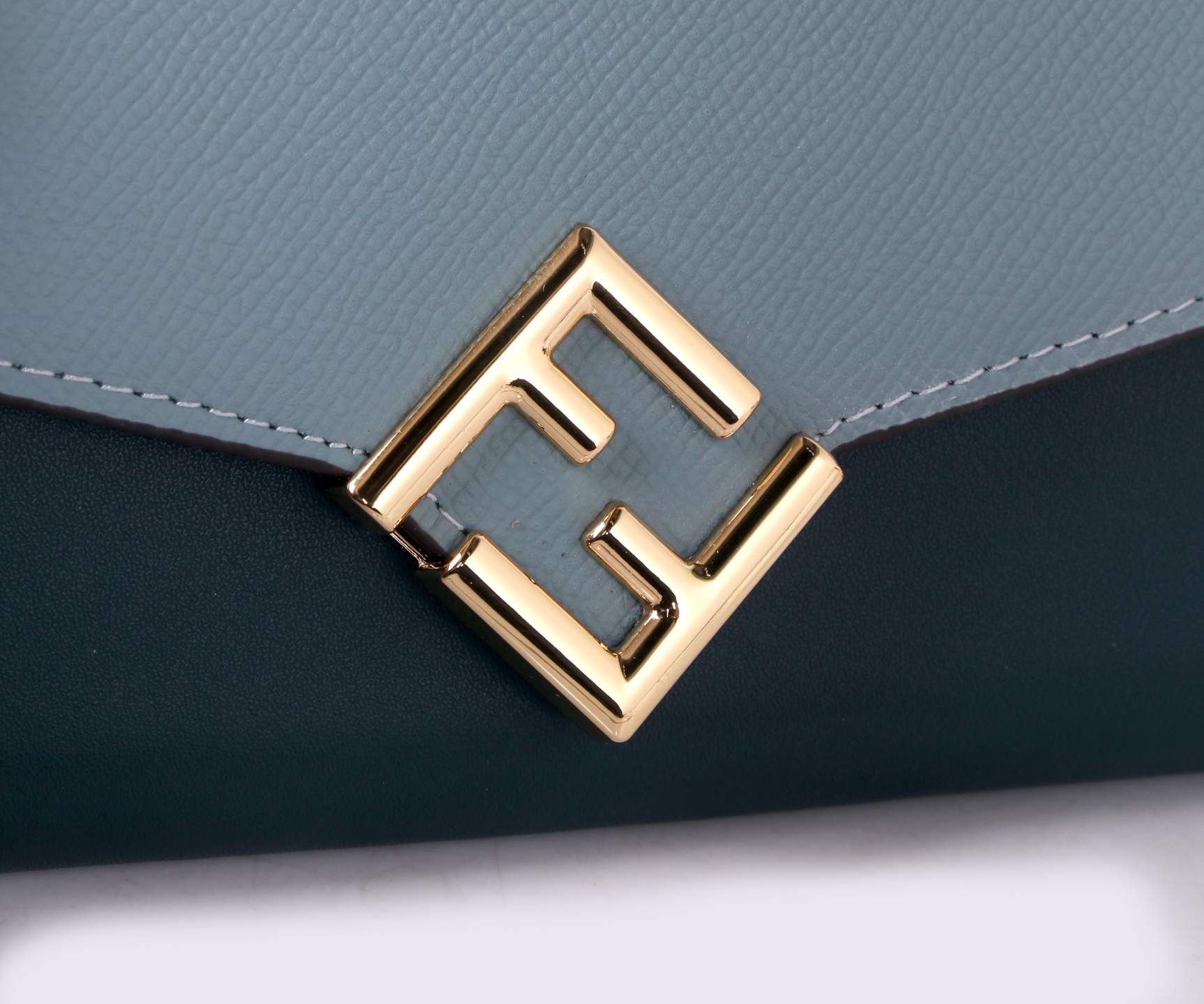 Fendi Leather Wallet with Gold Detail and Fine Oil Coating - 图片 3