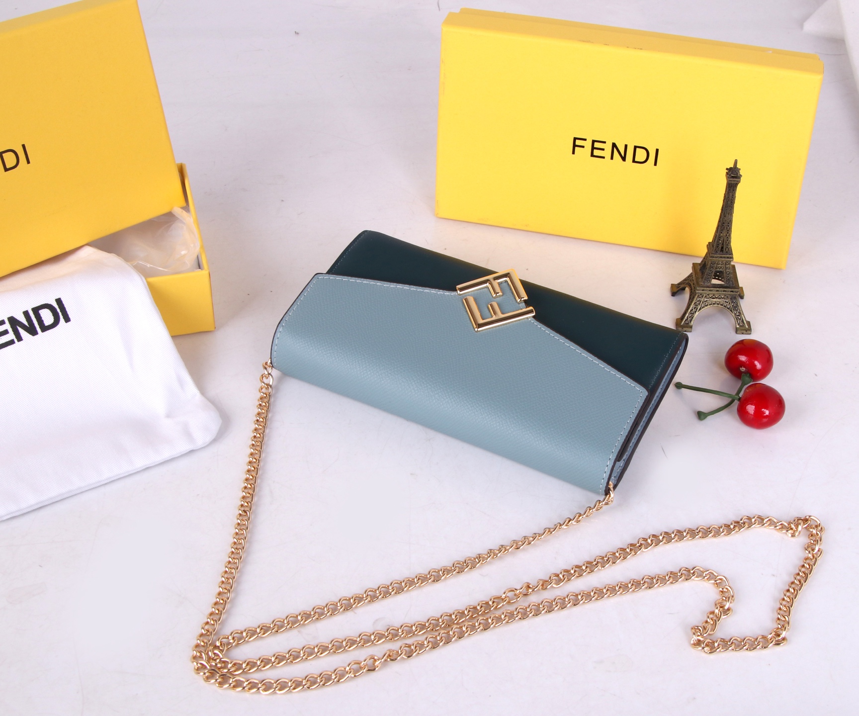 Fendi Leather Wallet with Gold Detail and Fine Oil Coating - 图片 6