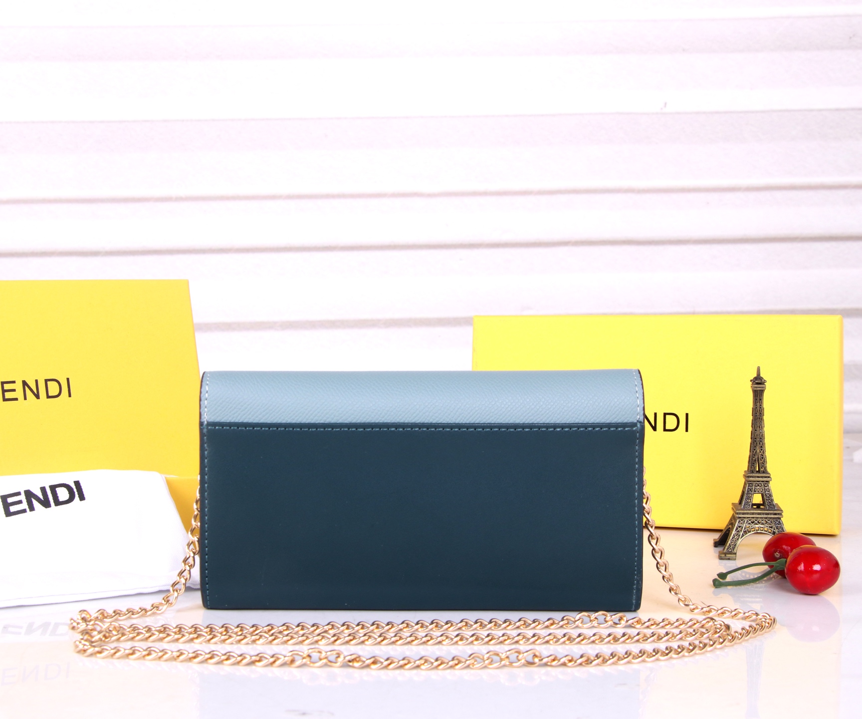 Fendi Leather Wallet with Gold Detail and Fine Oil Coating - 图片 4