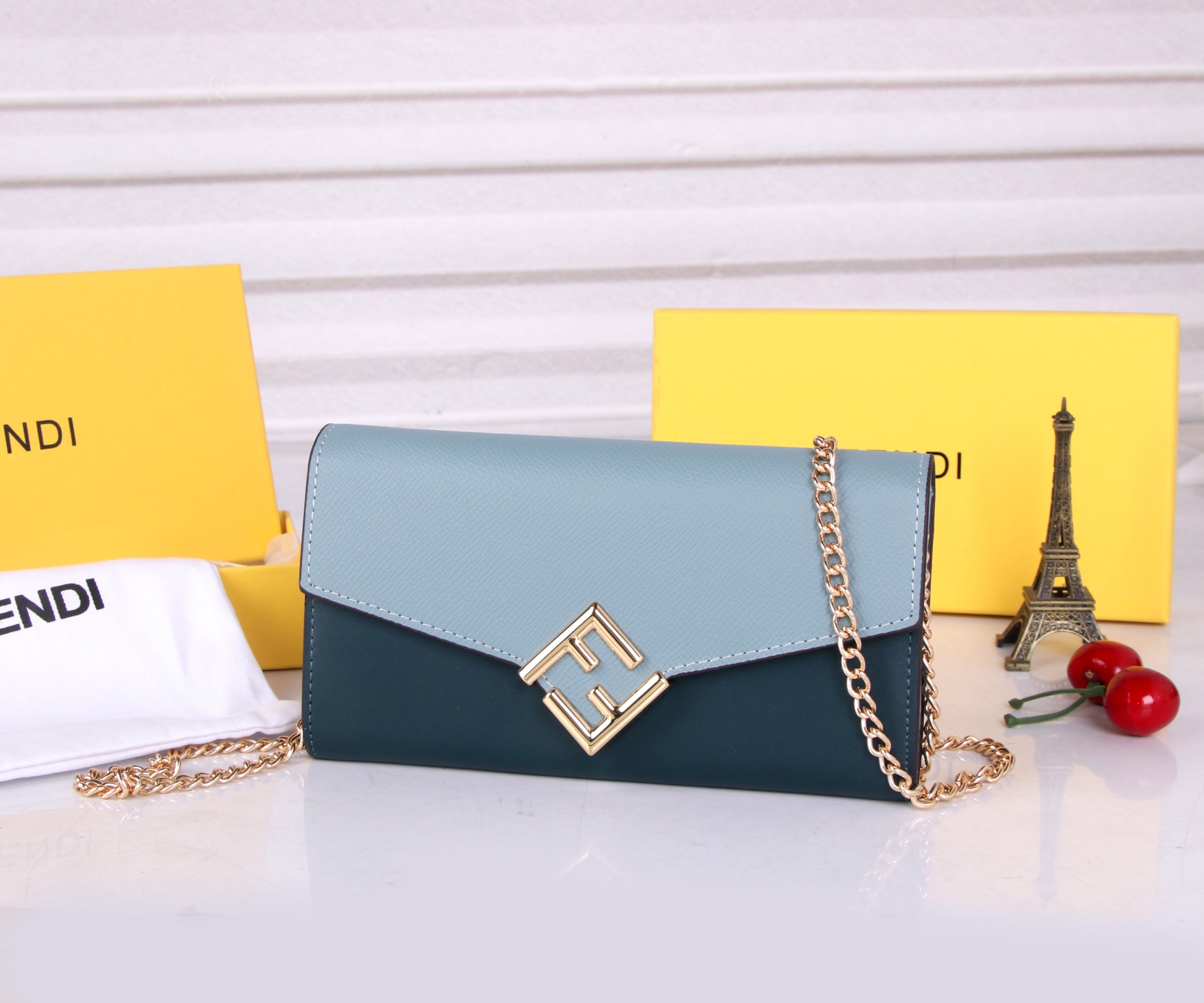 Fendi Leather Wallet with Gold Detail and Fine Oil Coating - 图片 2