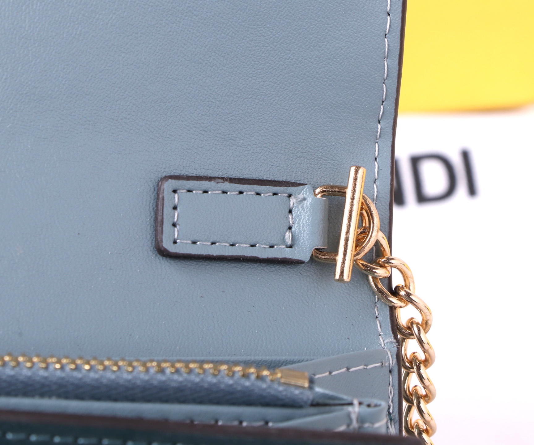 Fendi Leather Wallet with Gold Detail and Fine Oil Coating - 图片 7