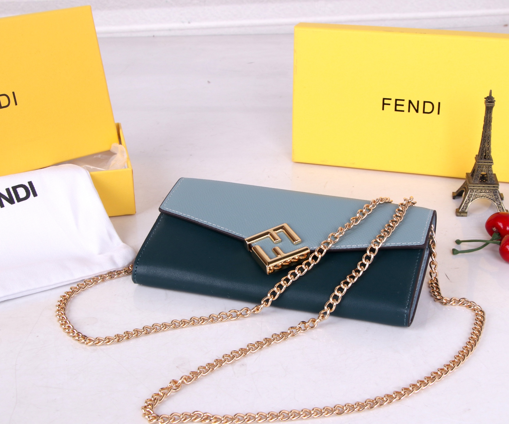 Fendi Leather Wallet with Gold Detail and Fine Oil Coating - 图片 5