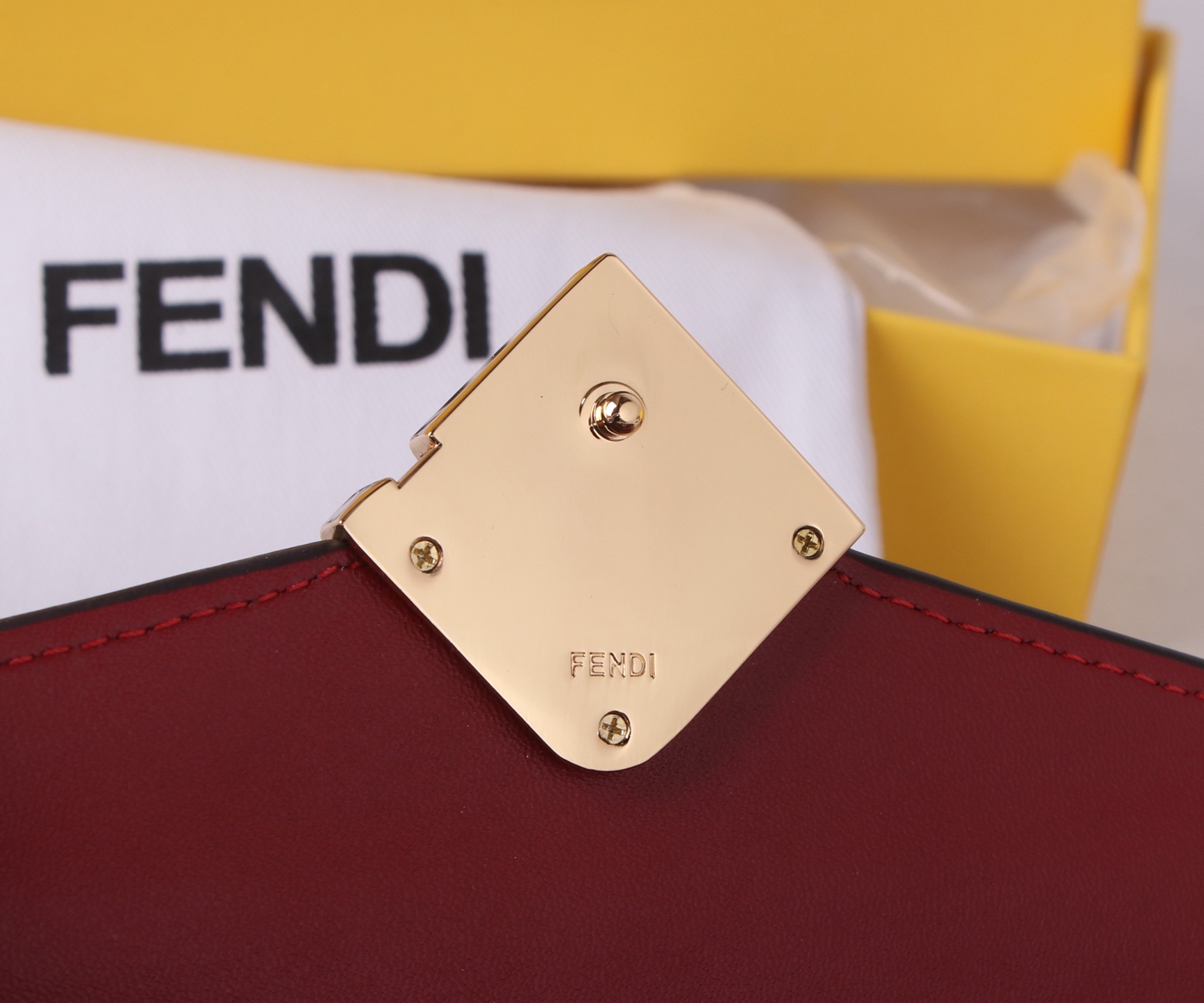 Fendi Leather Wallet with Gold Detailing and Multiple Colors – P198 - 图片 7