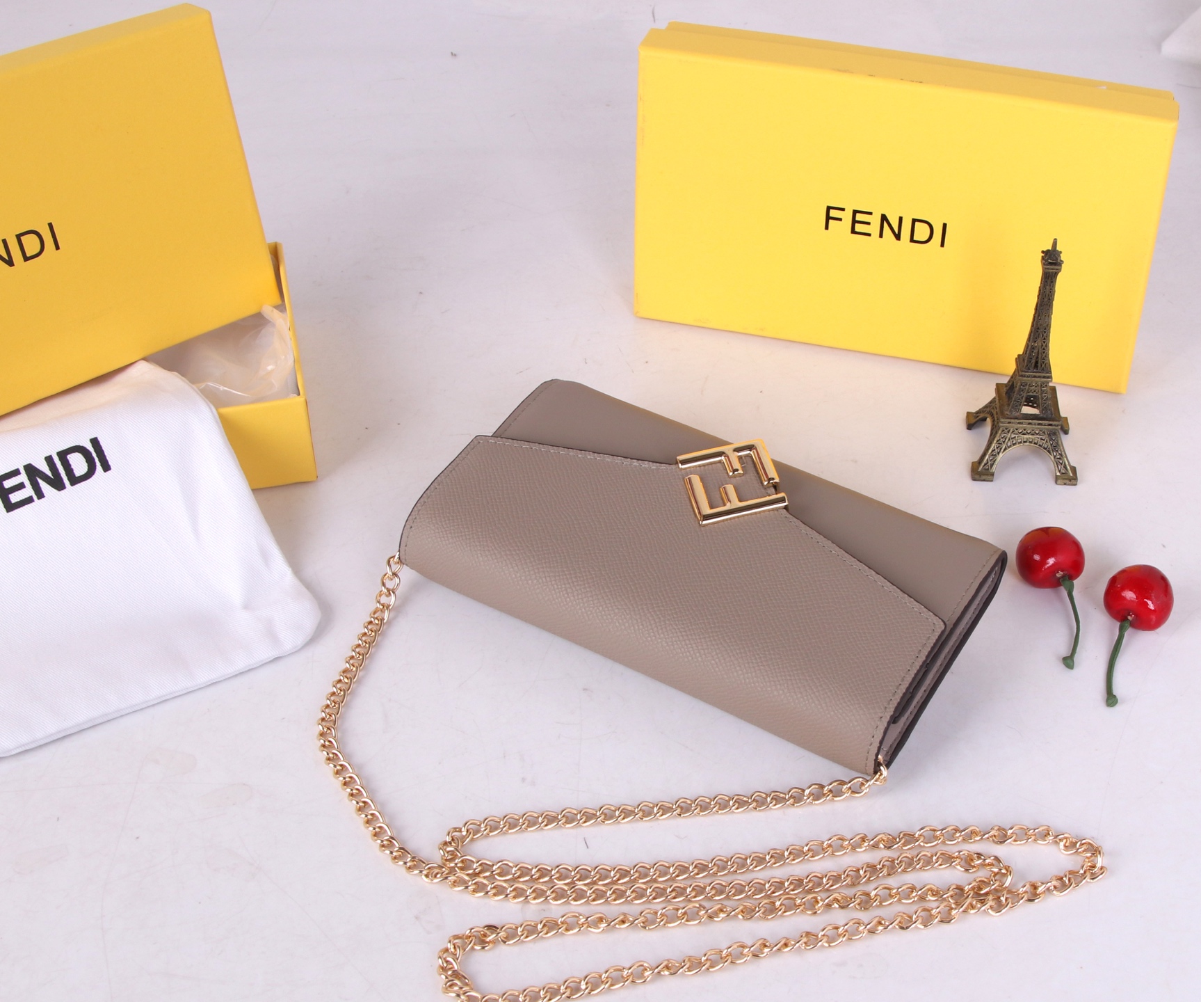 Fendi Leather Wallet in Various Colors with Gold Accents and Fine Oil Coating - 图片 6