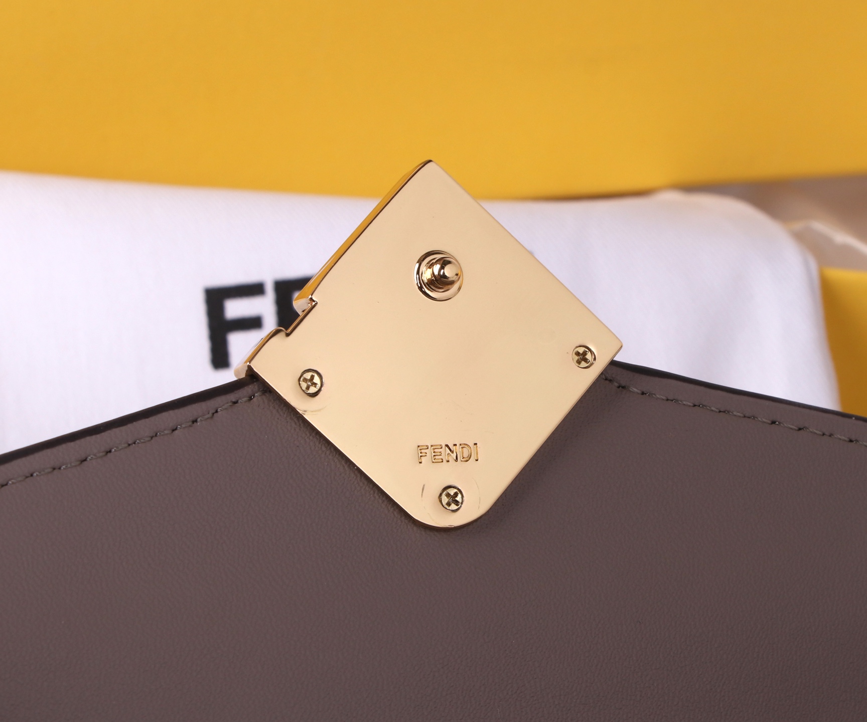 Fendi Leather Wallet in Various Colors with Gold Accents and Fine Oil Coating - 图片 7