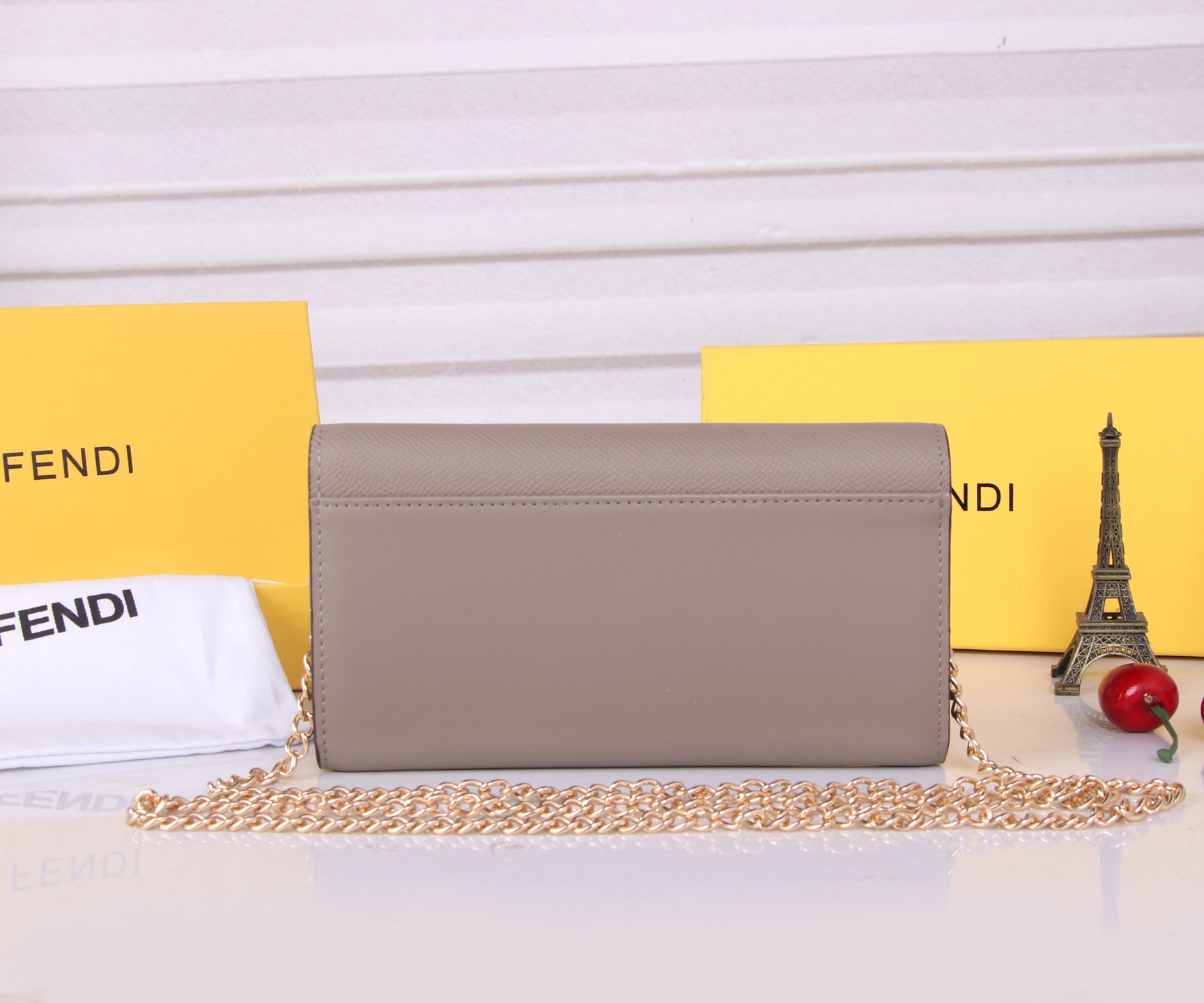 Fendi Leather Wallet in Various Colors with Gold Accents and Fine Oil Coating - 图片 4
