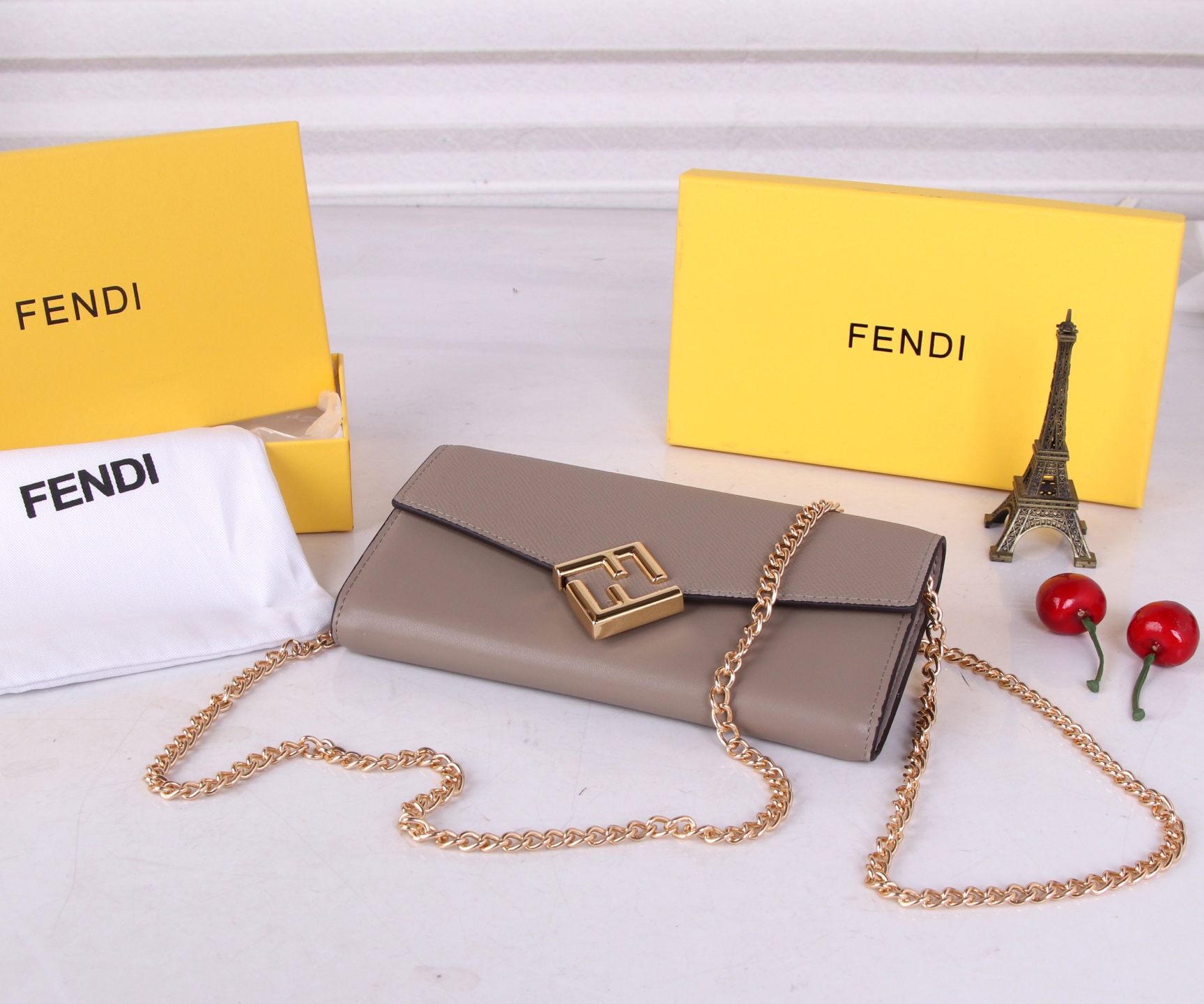Fendi Leather Wallet in Various Colors with Gold Accents and Fine Oil Coating - 图片 5