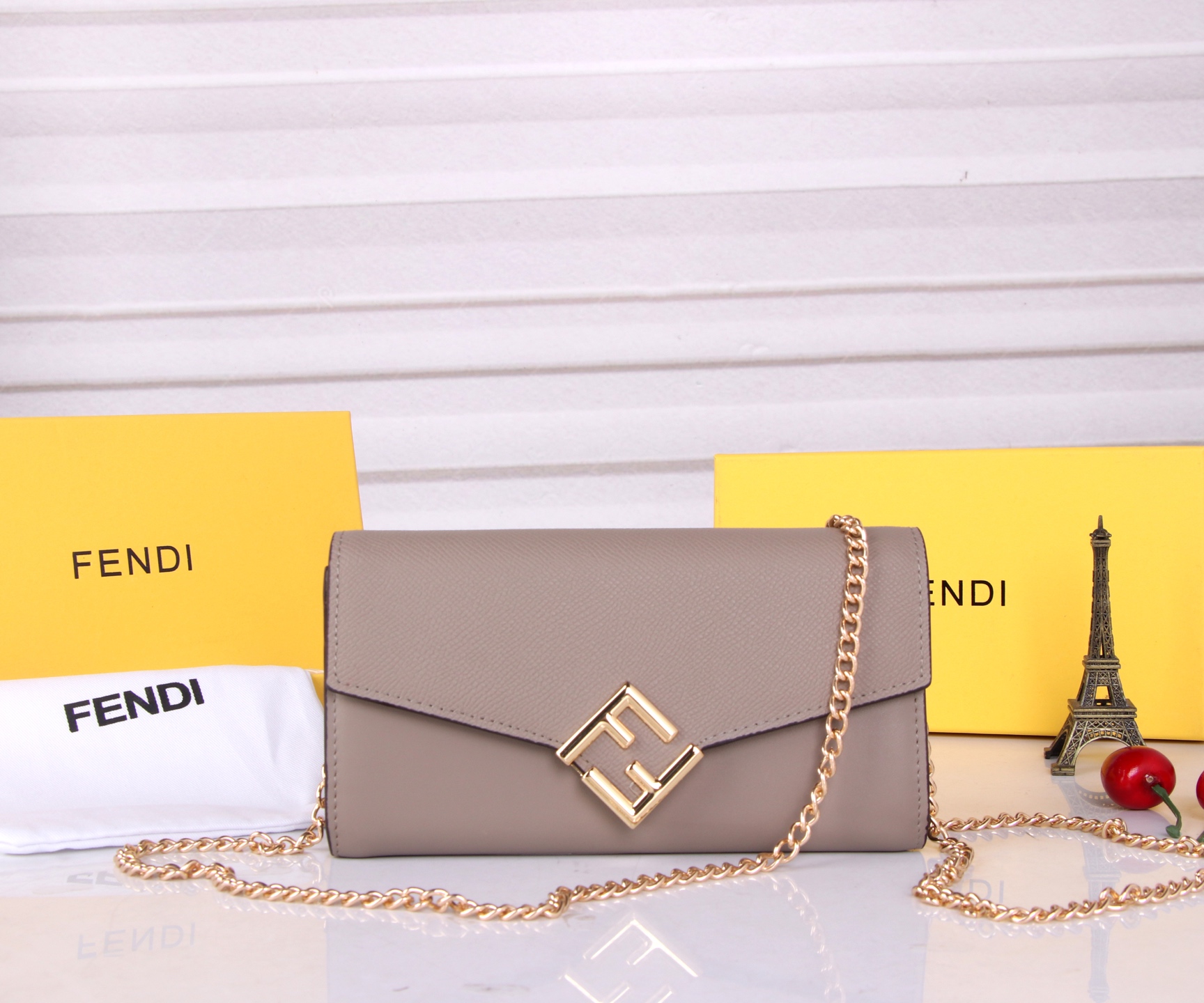 Fendi Leather Wallet in Various Colors with Gold Accents and Fine Oil Coating - 图片 1