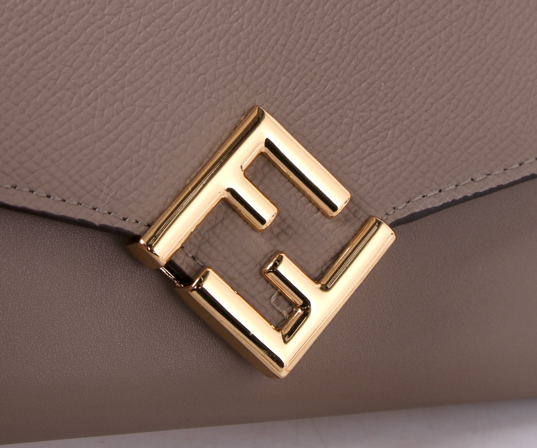 Fendi Leather Wallet in Various Colors with Gold Accents and Fine Oil Coating - 图片 3