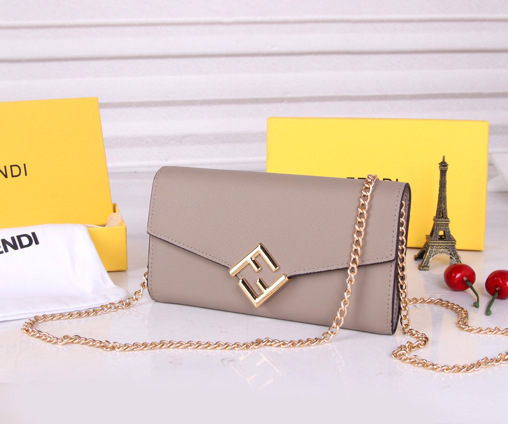 Fendi Leather Wallet in Various Colors with Gold Accents and Fine Oil Coating - 图片 2