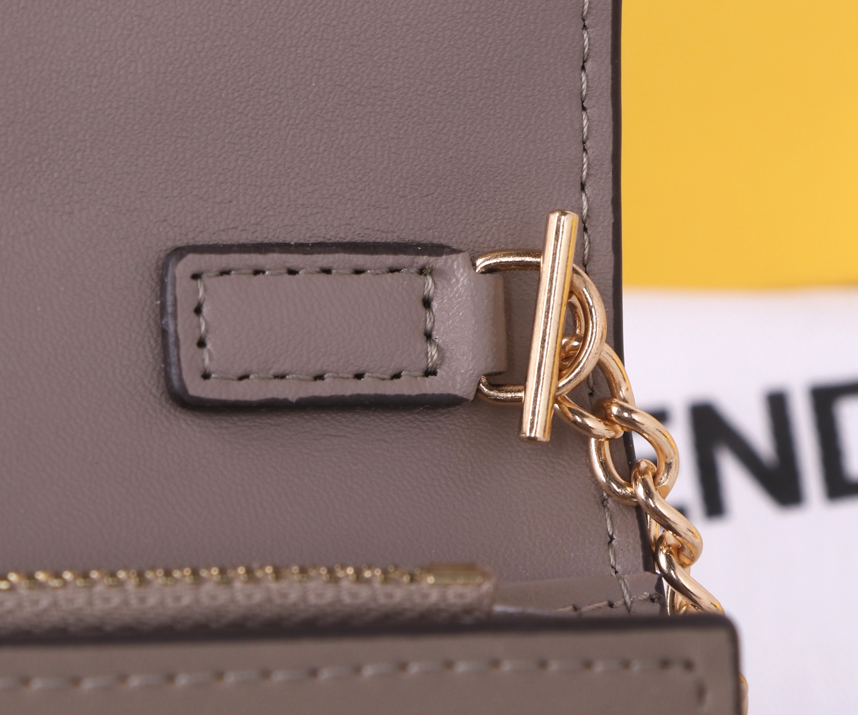 Fendi Leather Wallet in Various Colors with Gold Accents and Fine Oil Coating - 图片 8