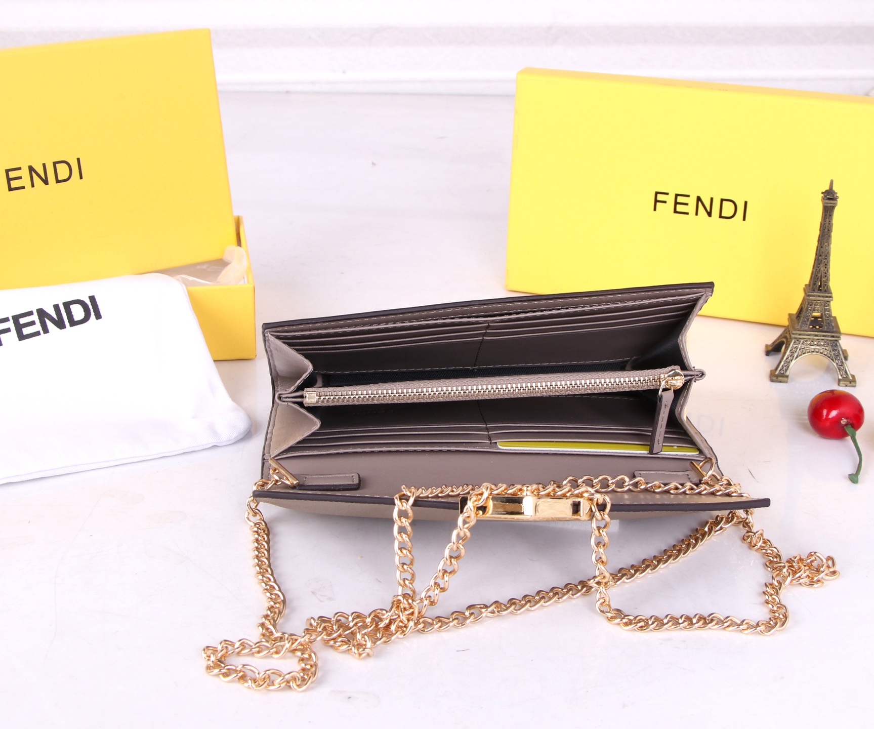 Fendi Leather Wallet in Various Colors with Gold Accents and Fine Oil Coating - 图片 9