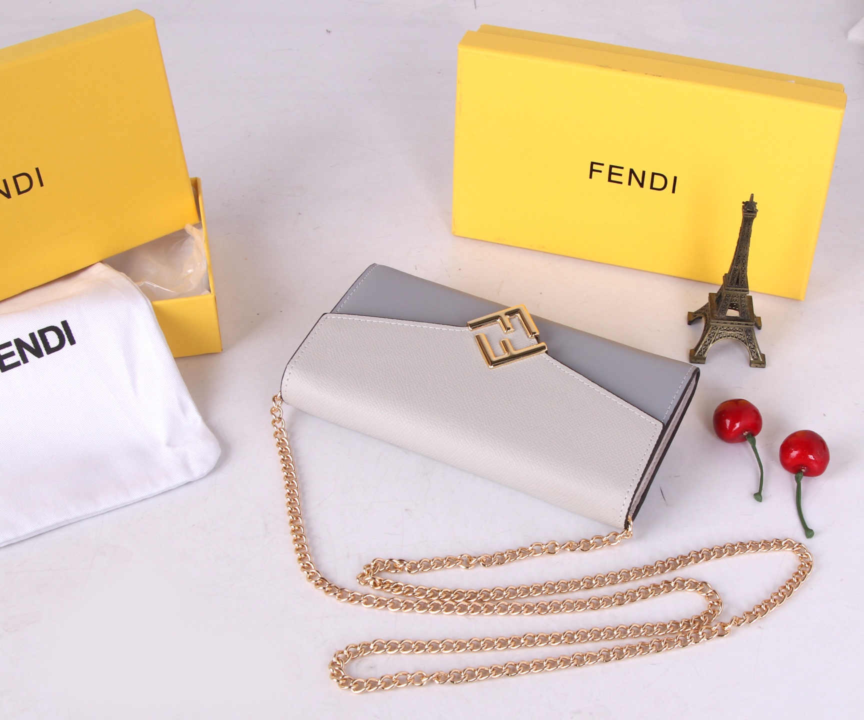 Fendi Leather Wallet in Various Colors with Gold Detail and Fine Oil Coating - 图片 6