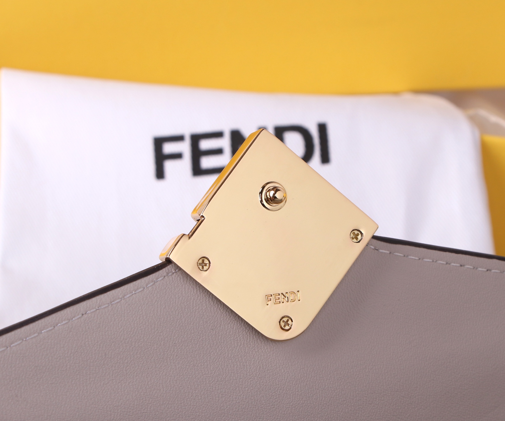 Fendi Leather Wallet in Various Colors with Gold Detail and Fine Oil Coating - 图片 7