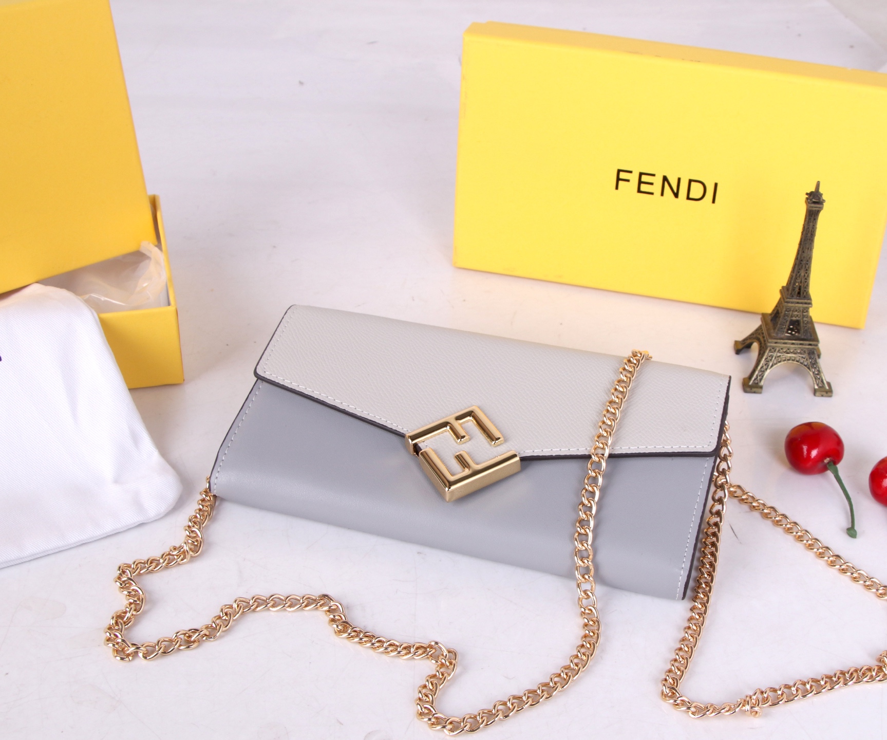 Fendi Leather Wallet in Various Colors with Gold Detail and Fine Oil Coating - 图片 5