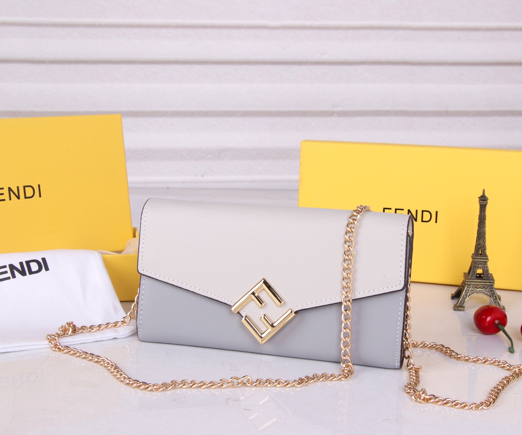 Fendi Leather Wallet in Various Colors with Gold Detail and Fine Oil Coating - 图片 2