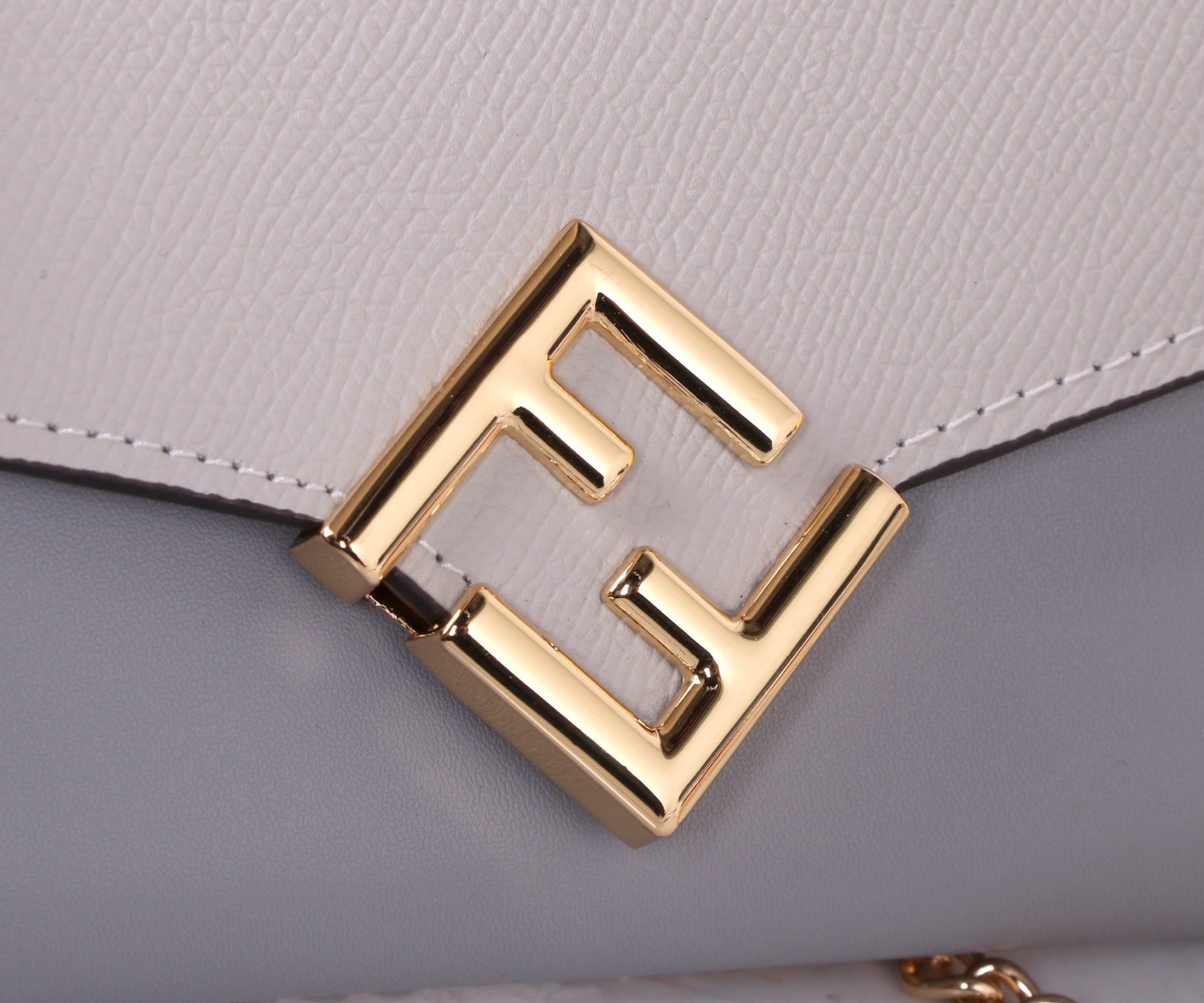 Fendi Leather Wallet in Various Colors with Gold Detail and Fine Oil Coating - 图片 3