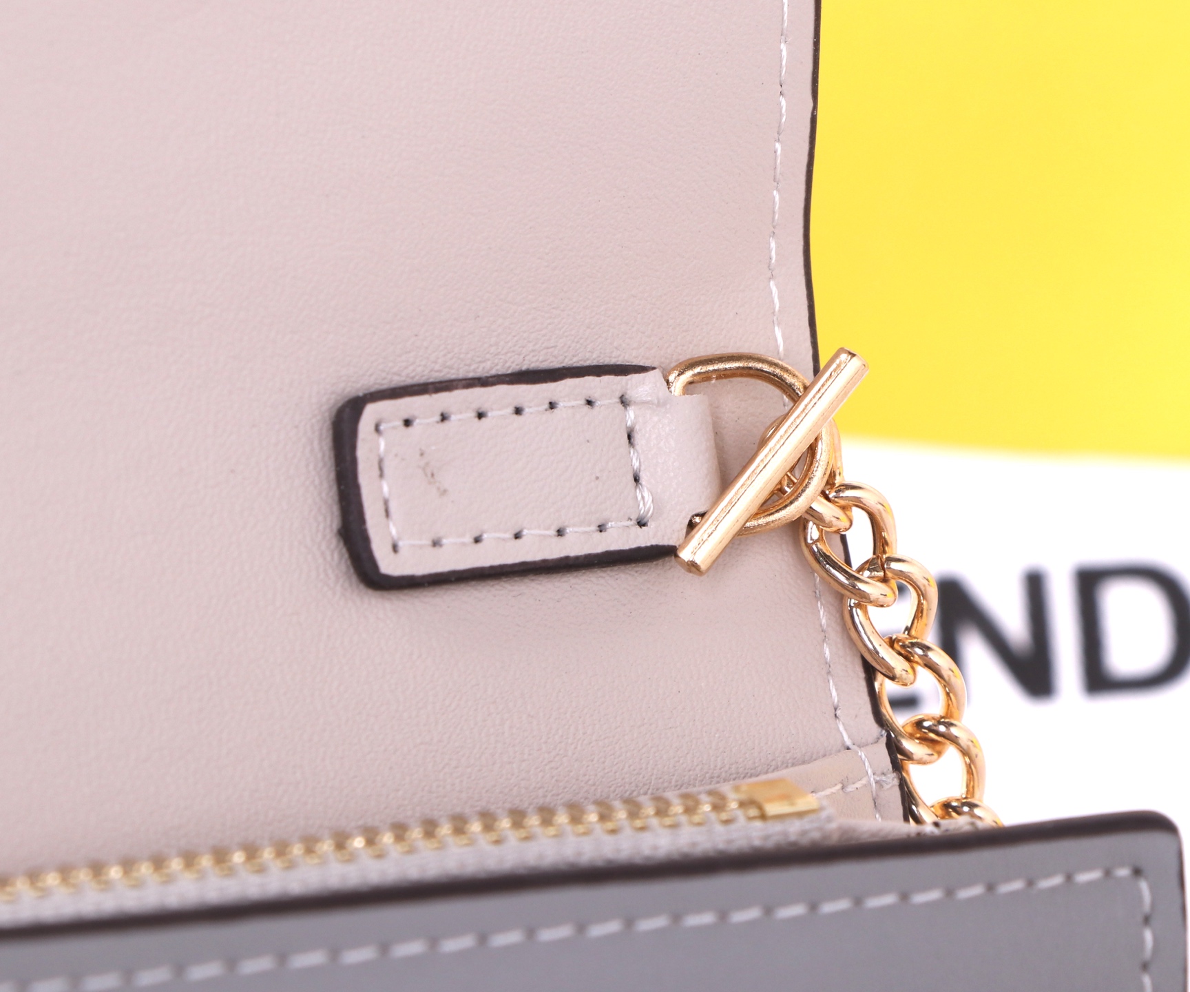 Fendi Leather Wallet in Various Colors with Gold Detail and Fine Oil Coating - 图片 8