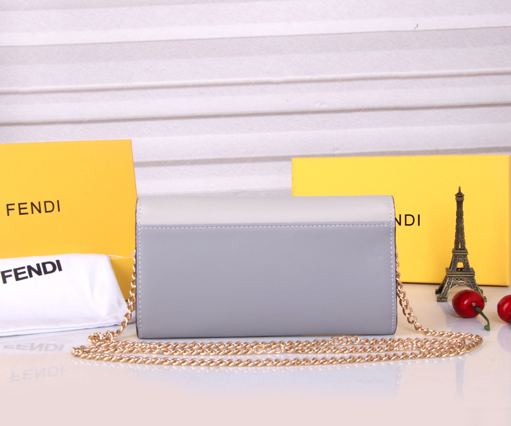 Fendi Leather Wallet in Various Colors with Gold Detail and Fine Oil Coating - 图片 4