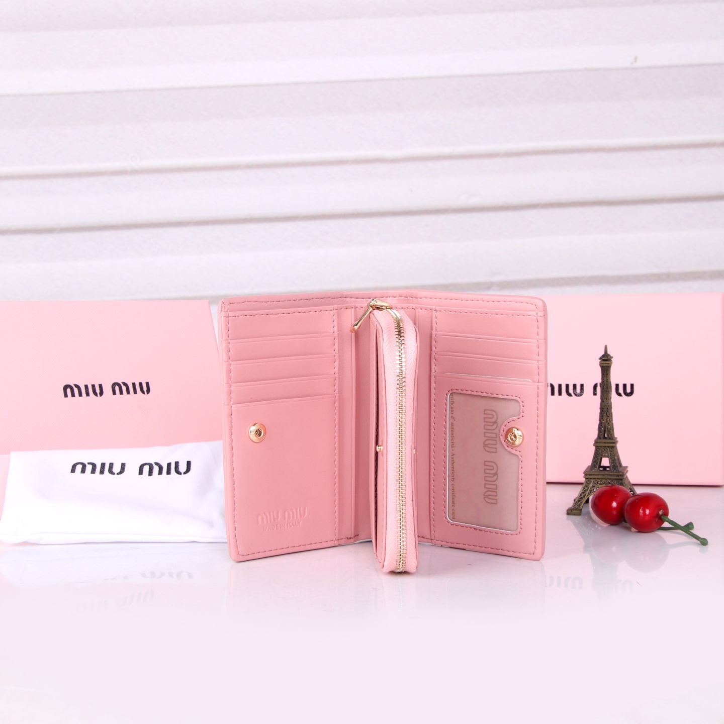 Miumiu Sheepskin Multi-Purpose Purse: Stylish, Practical, and Rich in Features - 图片 5