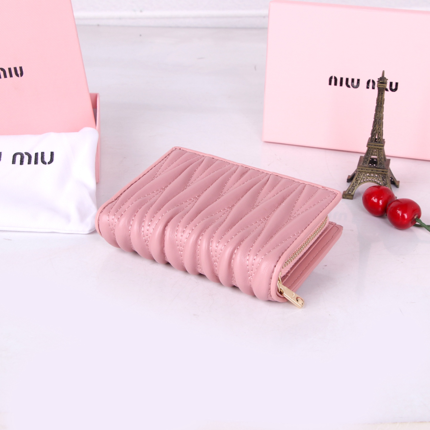 Miumiu Sheepskin Multi-Purpose Purse: Stylish, Practical, and Rich in Features - 图片 4