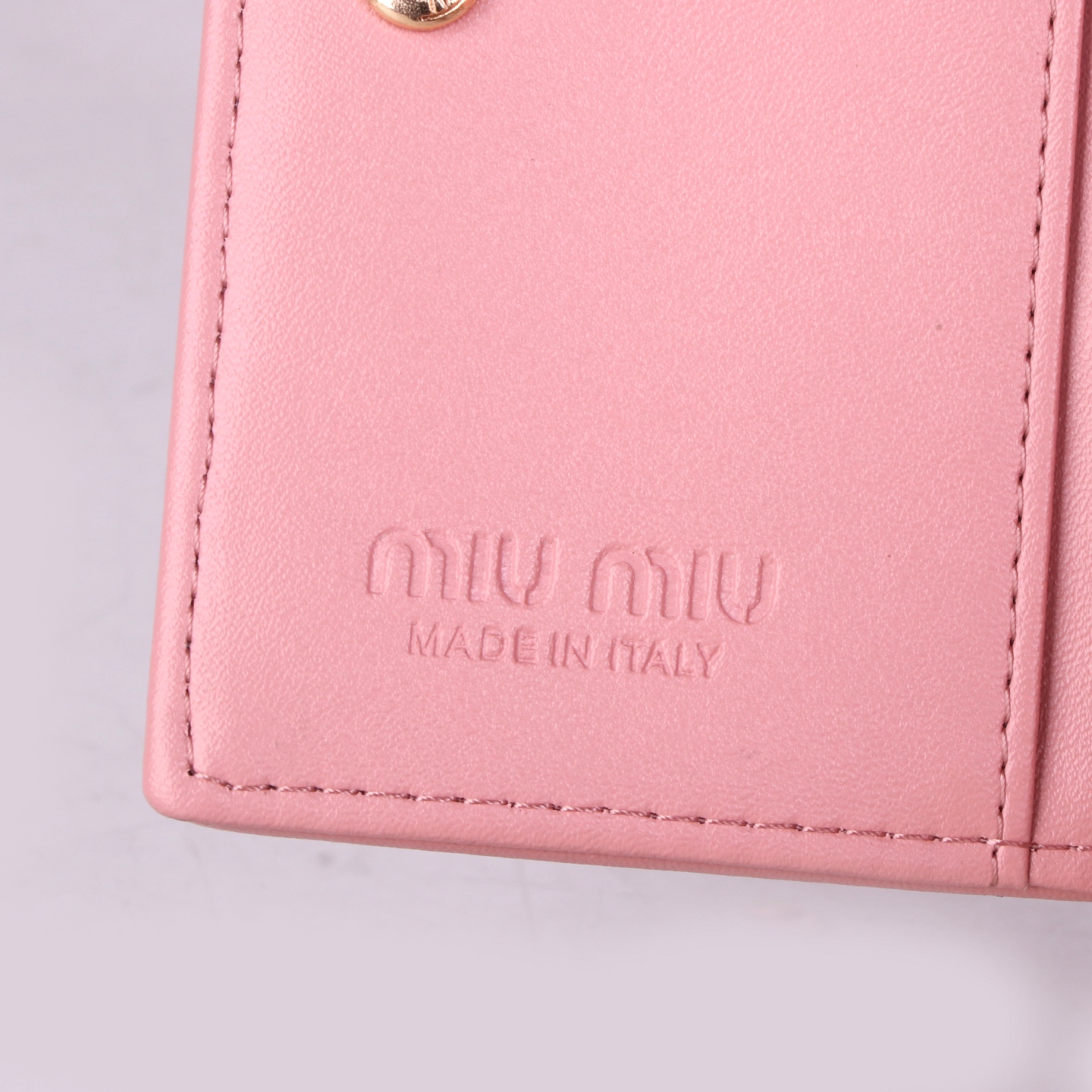 Miumiu Sheepskin Multi-Purpose Purse: Stylish, Practical, and Rich in Features - 图片 8