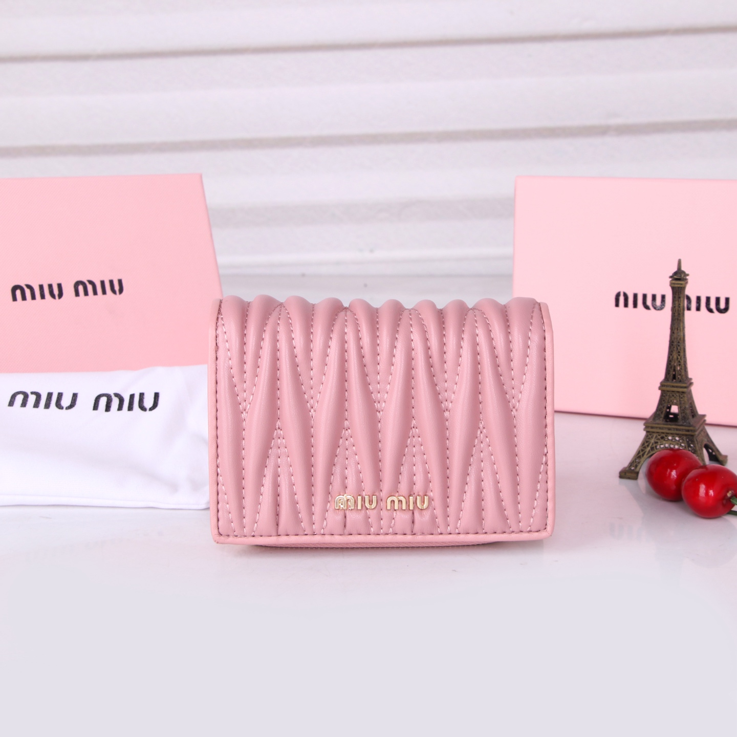 Miumiu Sheepskin Multi-Purpose Purse: Stylish, Practical, and Rich in Features - 图片 1