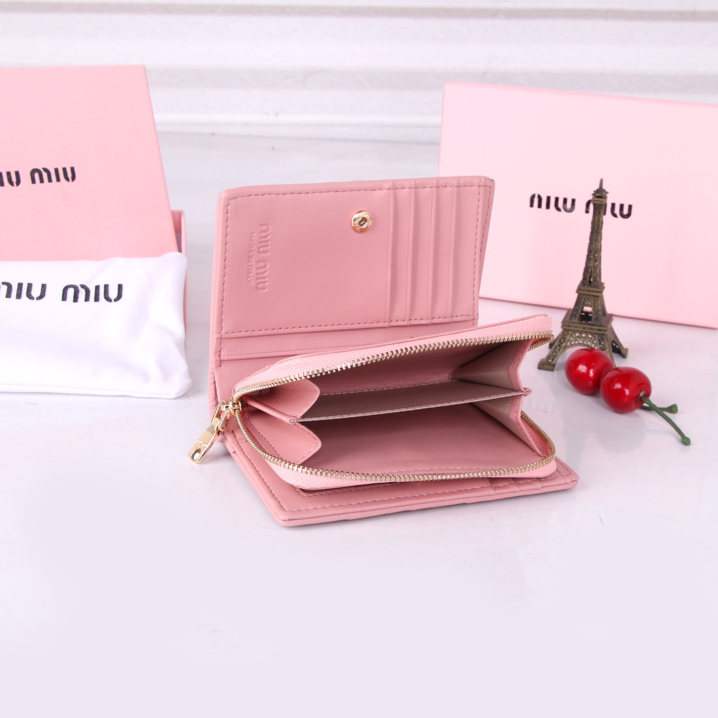 Miumiu Sheepskin Multi-Purpose Purse: Stylish, Practical, and Rich in Features - 图片 6