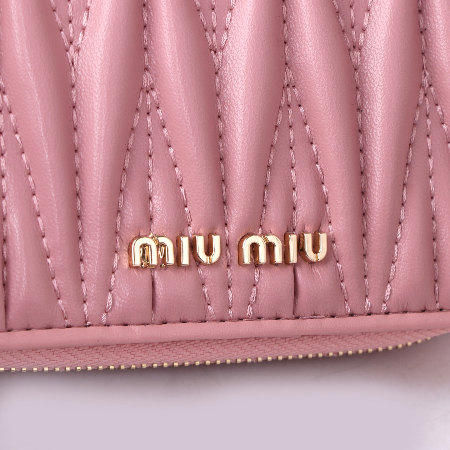 Miumiu Sheepskin Multi-Purpose Purse: Stylish, Practical, and Rich in Features - 图片 9