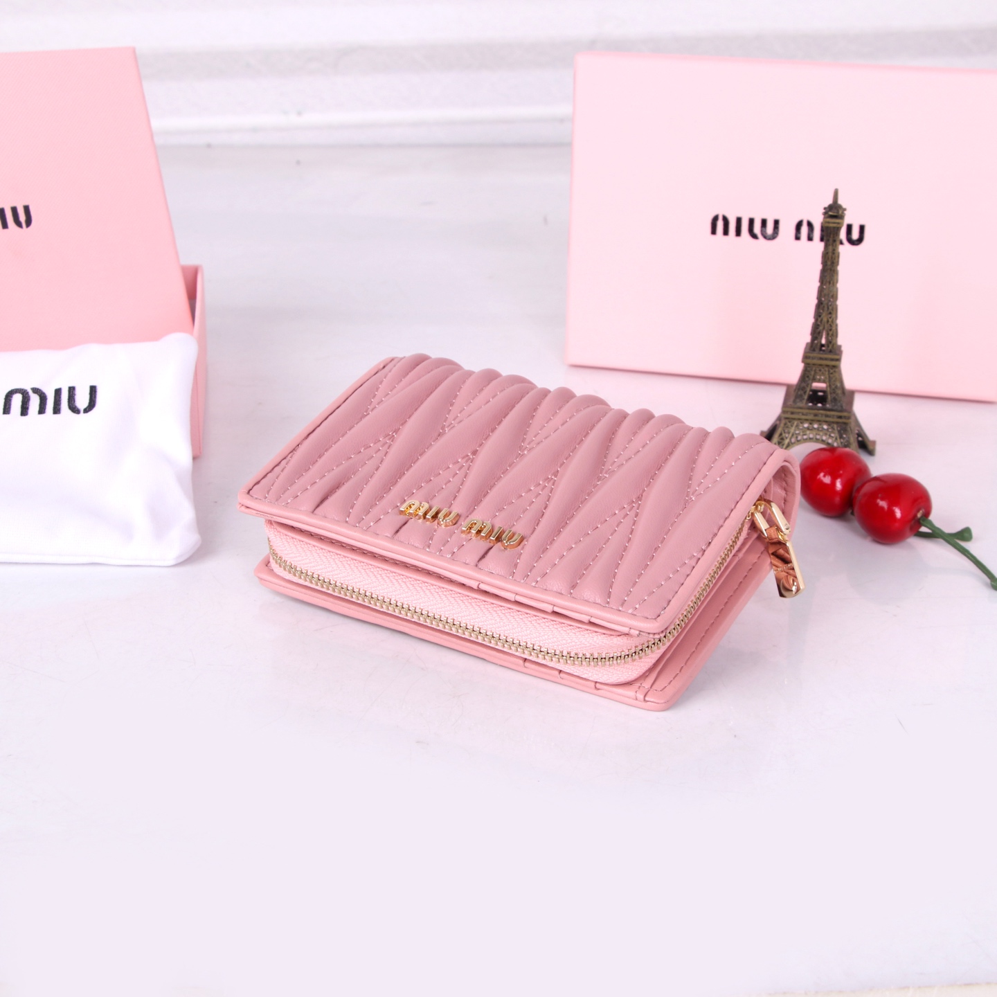 Miumiu Sheepskin Multi-Purpose Purse: Stylish, Practical, and Rich in Features - 图片 3