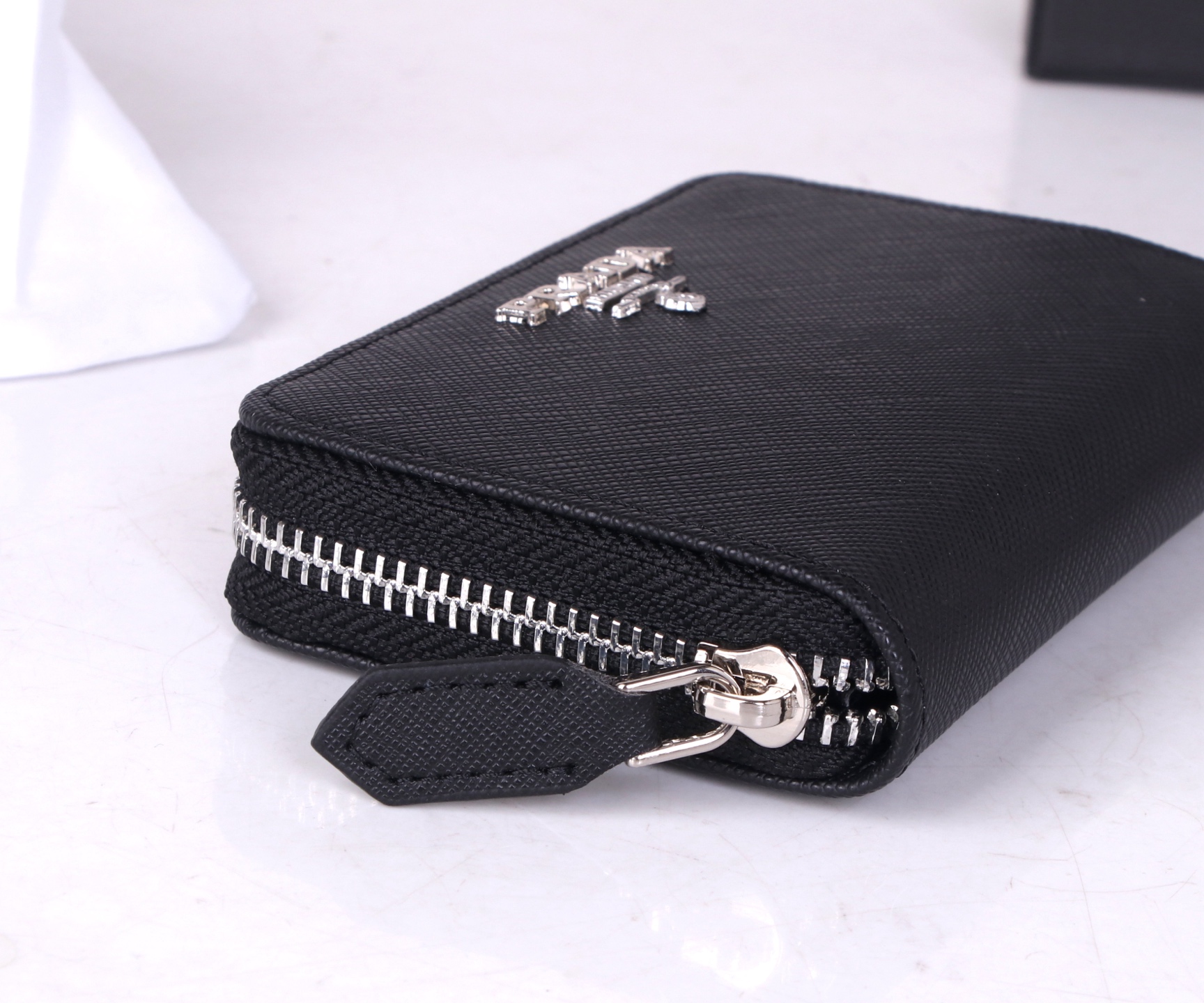 “PRADA LM1123 Black Leather Wallet: Top-quality, Compact Design, Hardware Accessories, Elegant Style” - 图片 7