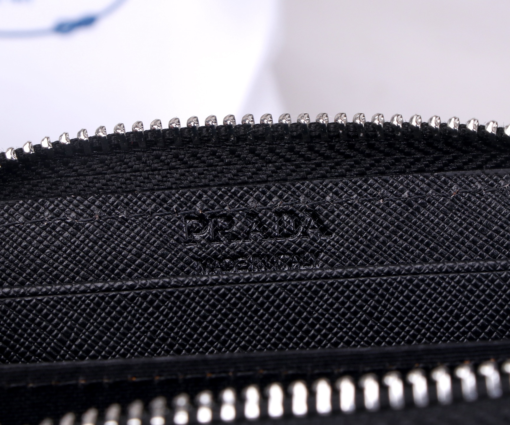 “PRADA LM1123 Black Leather Wallet: Top-quality, Compact Design, Hardware Accessories, Elegant Style” - 图片 9