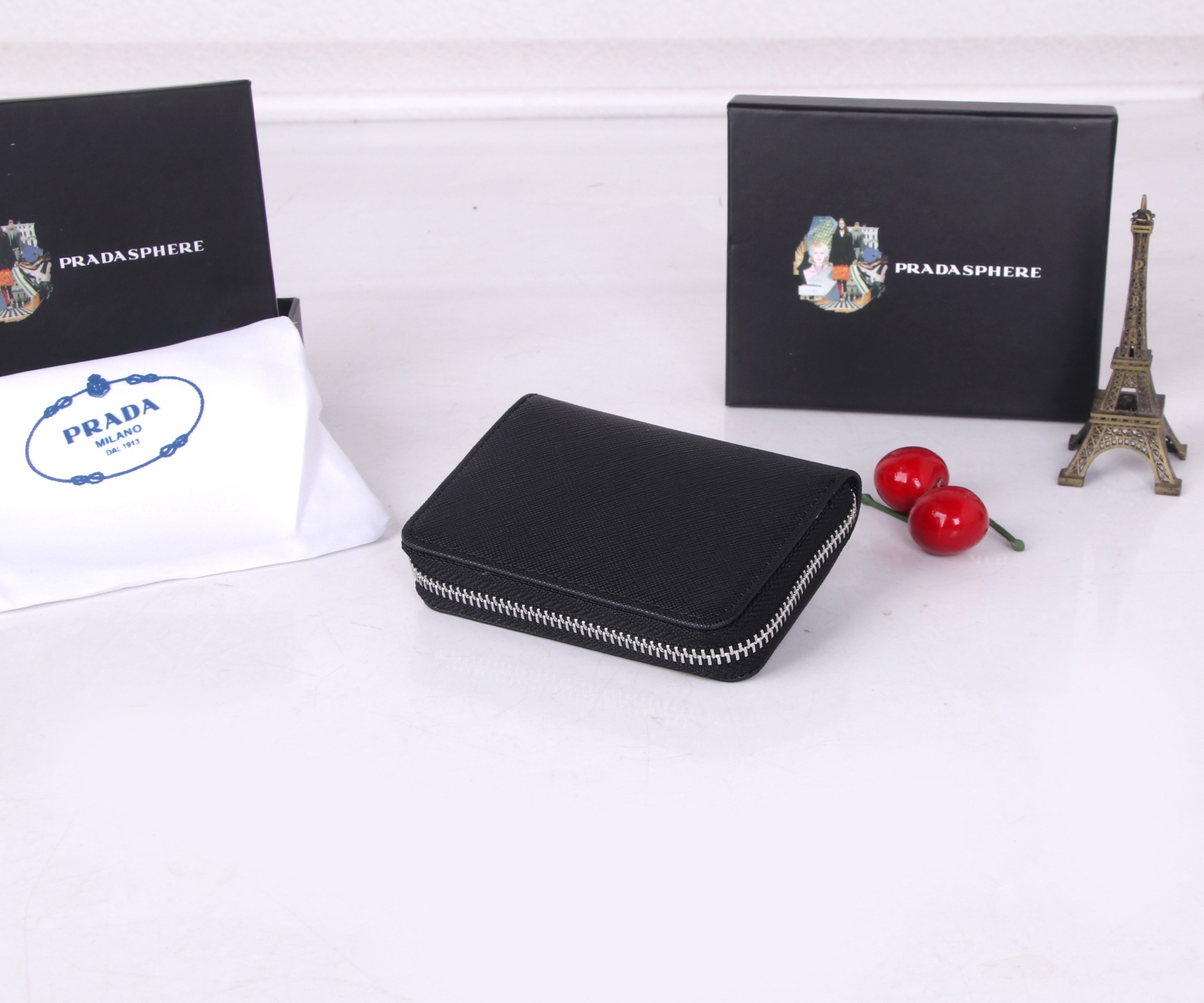“PRADA LM1123 Black Leather Wallet: Top-quality, Compact Design, Hardware Accessories, Elegant Style” - 图片 6