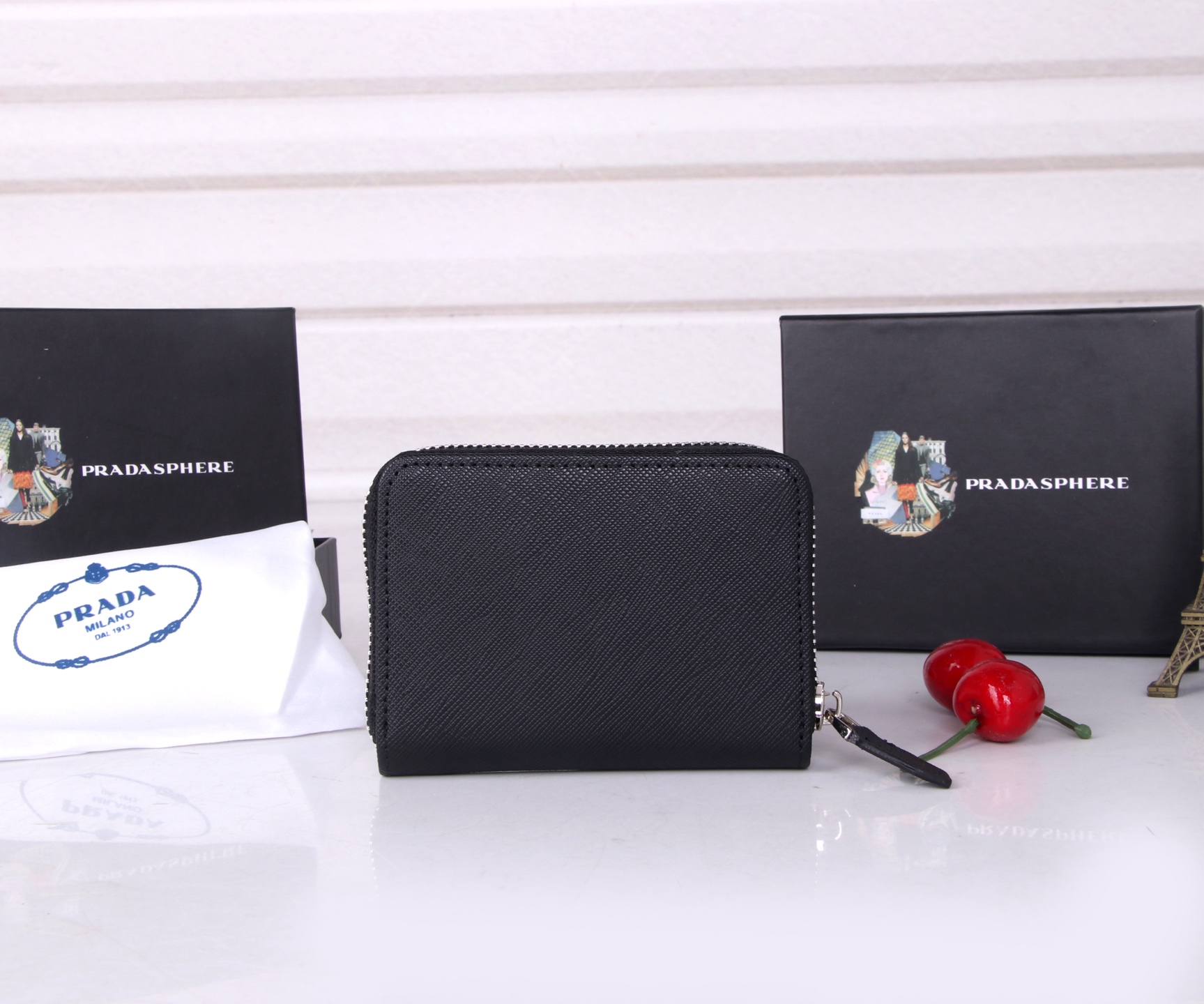“PRADA LM1123 Black Leather Wallet: Top-quality, Compact Design, Hardware Accessories, Elegant Style” - 图片 4
