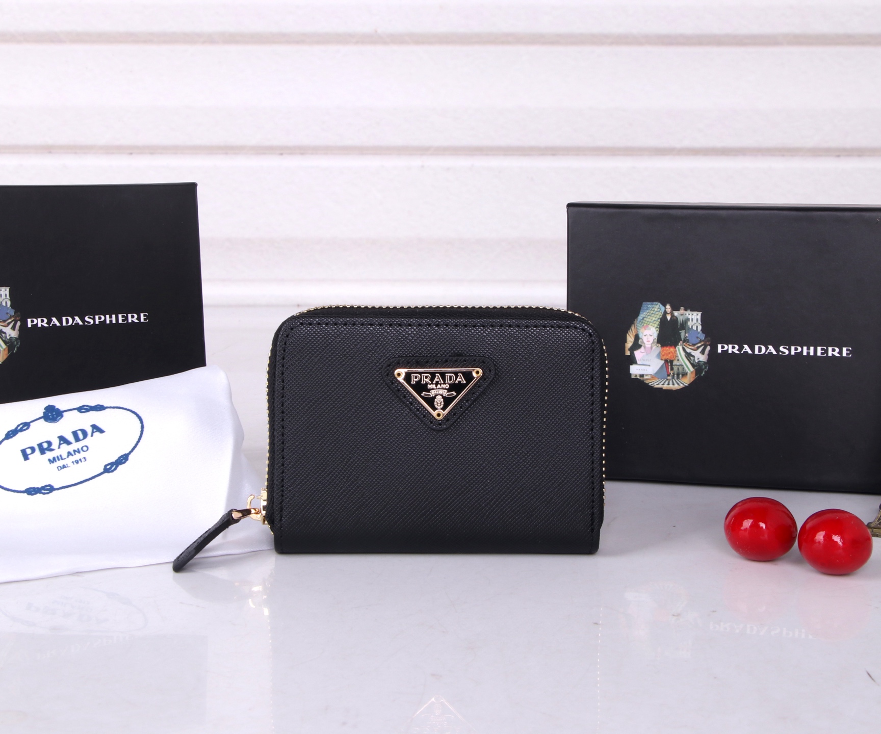 PRADA Black Leather Wallet: LM1123, 10*8 cm, Top-Quality Material and Craftsmanship - 图片 1