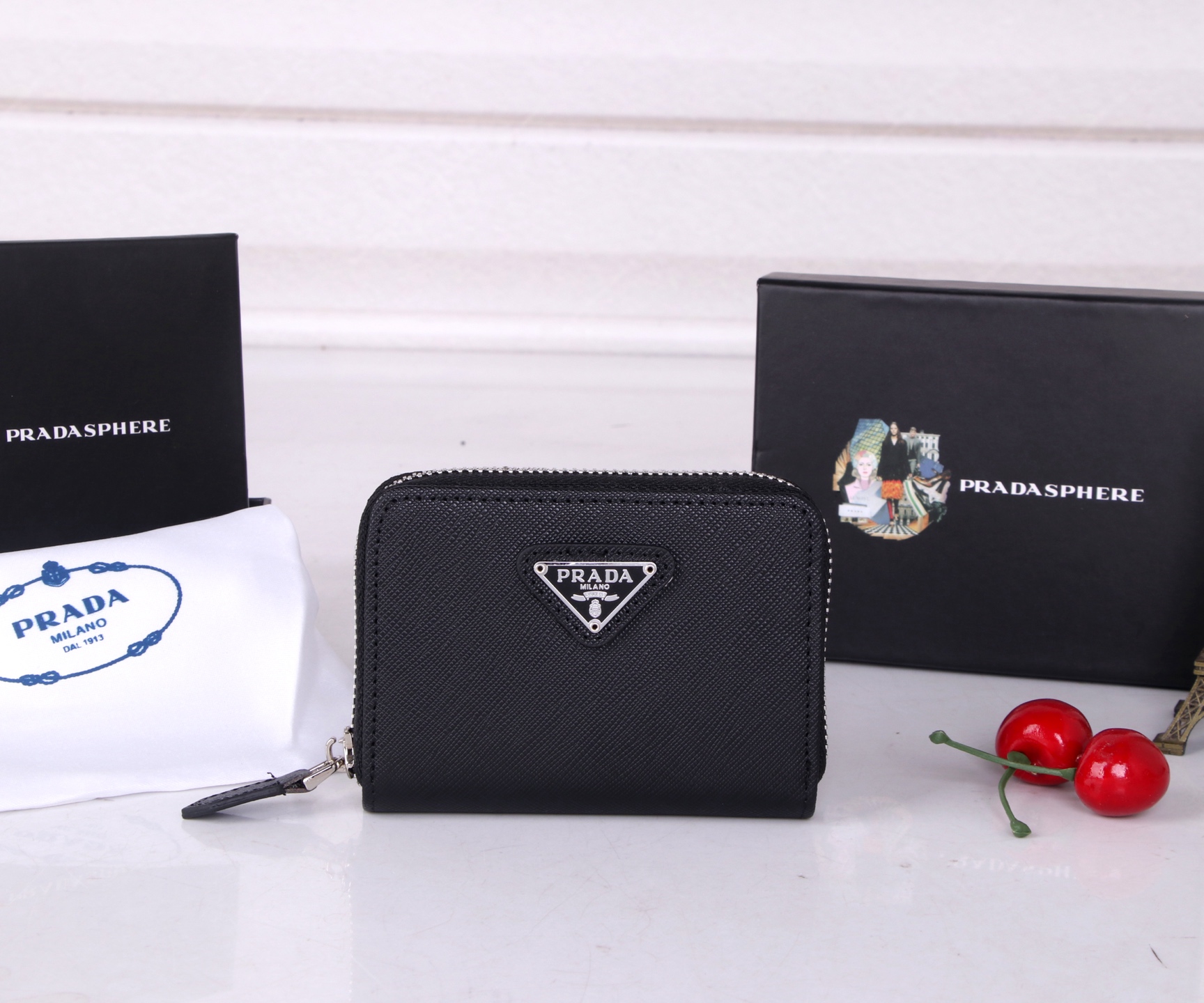“PRADA Black Leather Wallet with Top-Class Cow Skin and Hardware Accessories” - 图片 1