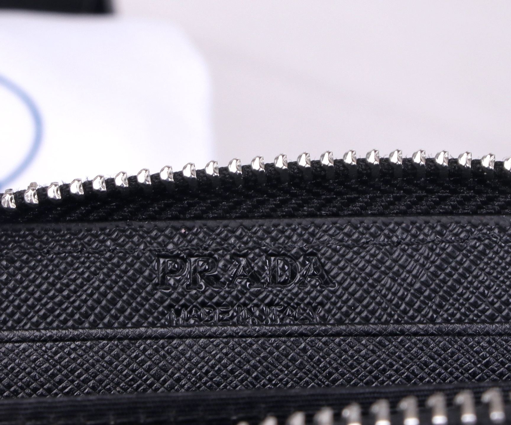 “PRADA Black Leather Wallet with Top-Class Cow Skin and Hardware Accessories” - 图片 9