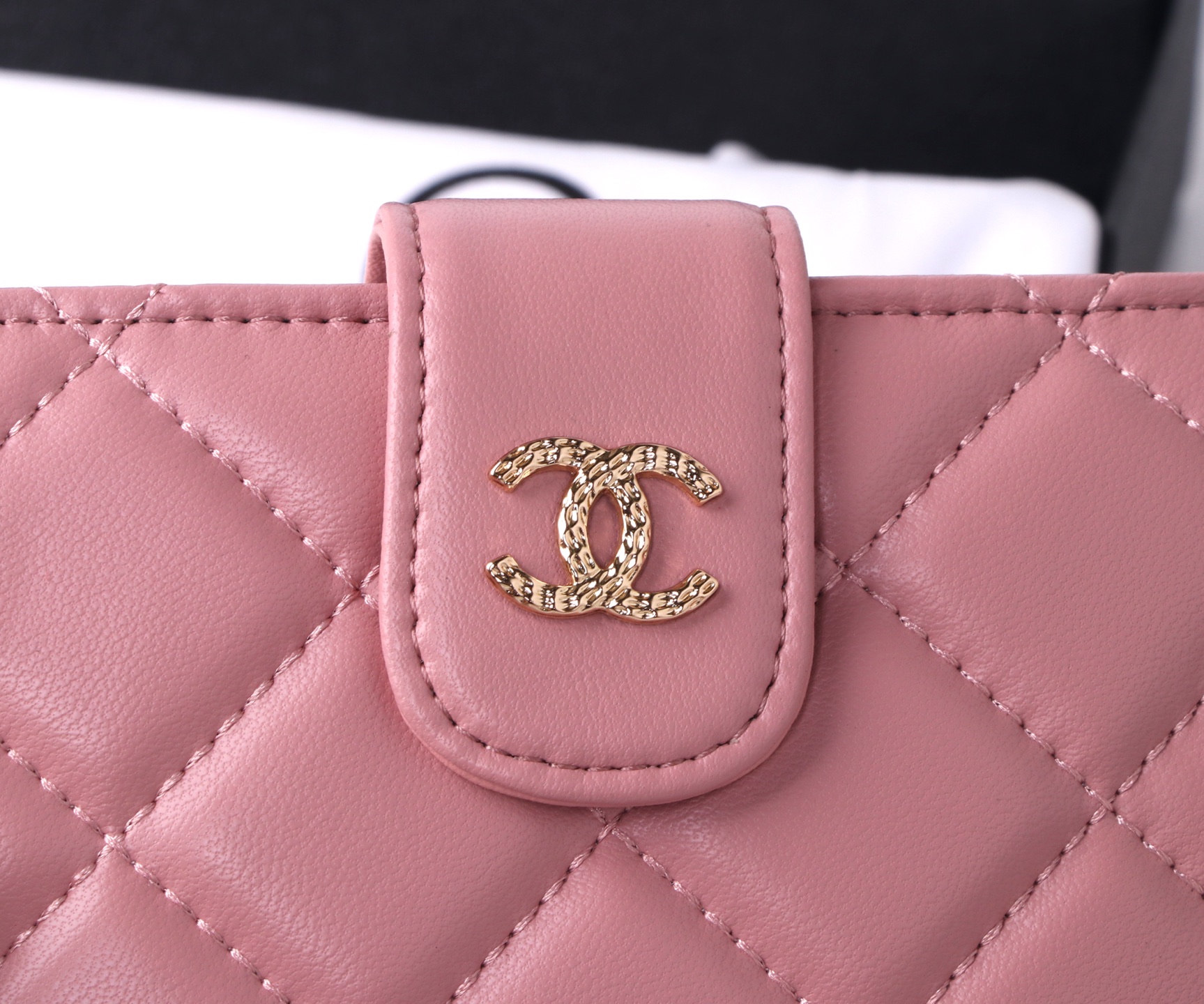 Chanel Black and Pink Sheepskin Multi-Purpose Purse – Compact, Stylish, and Practical - 图片 9