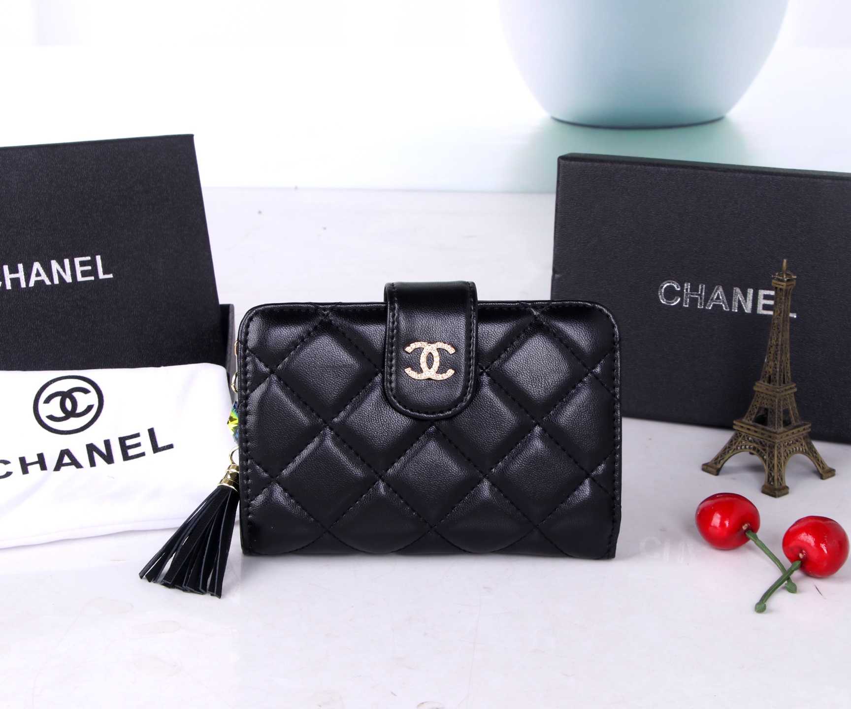 Chanel Black and Pink Sheepskin Multi-Purpose Purse: Small, Rich, and Practical - 图片 1