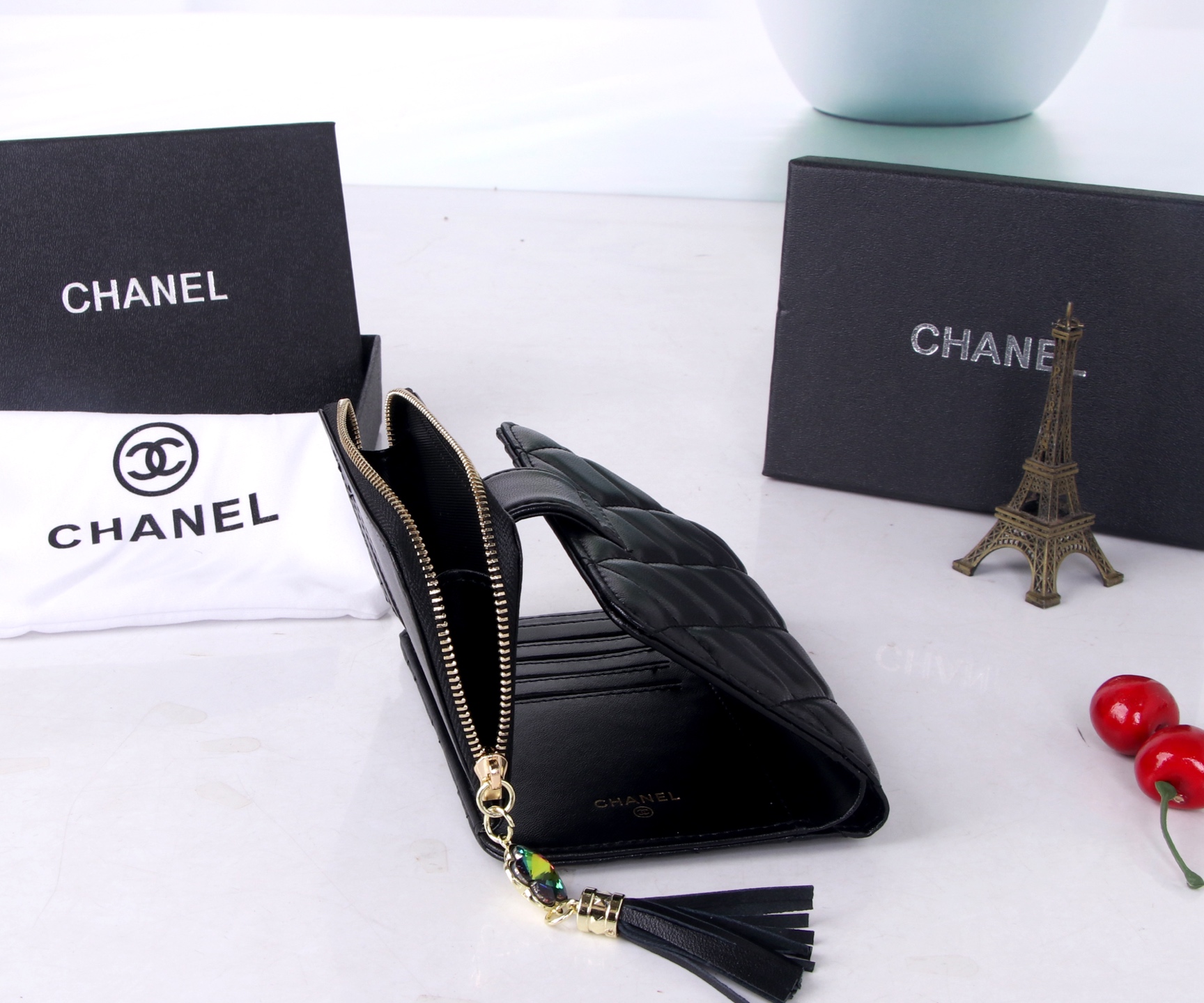 Chanel Black and Pink Sheepskin Multi-Purpose Purse: Small, Rich, and Practical - 图片 7