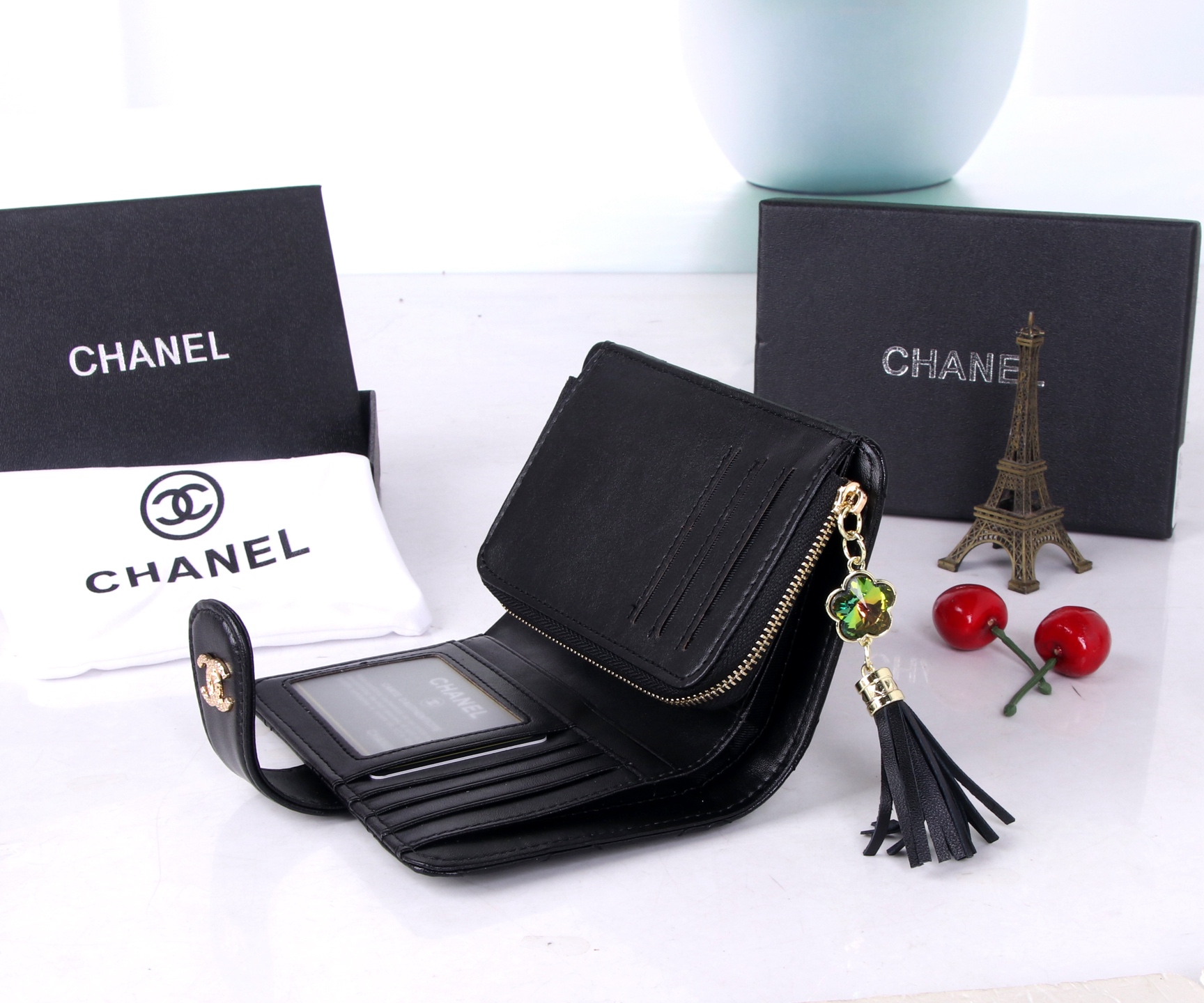 Chanel Black and Pink Sheepskin Multi-Purpose Purse: Small, Rich, and Practical - 图片 6