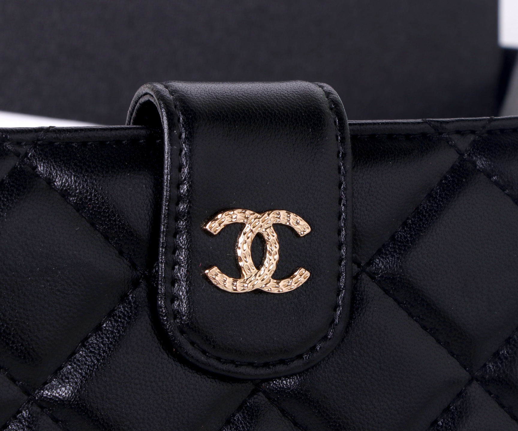 Chanel Black and Pink Sheepskin Multi-Purpose Purse: Small, Rich, and Practical - 图片 9