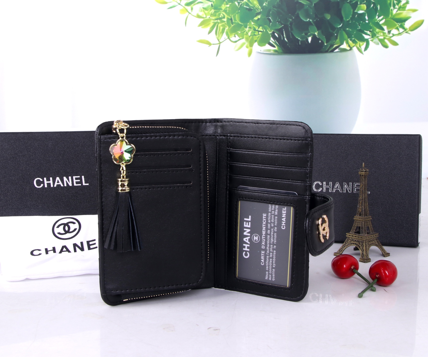 Chanel Black and Pink Sheepskin Multi-Purpose Purse: Small, Rich, and Practical - 图片 5